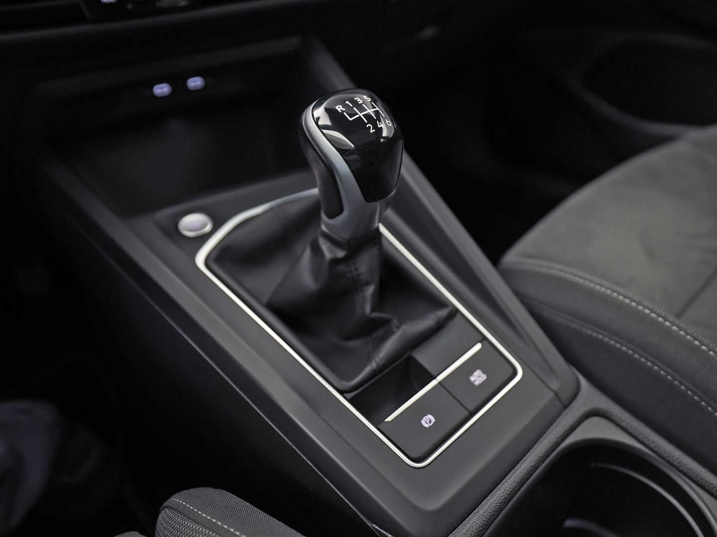 Volkswagen Golf 1.5 TSI Sport (PANORAMADAK, BLACK PACK, APPLE CARPLAY, GROOT NAVI, CAMERA, MEMORY SEAT, STOELVERWARMING, ALCANTARA, GETINT GLAS, TREKHAAK, NIEUWSTAAT)