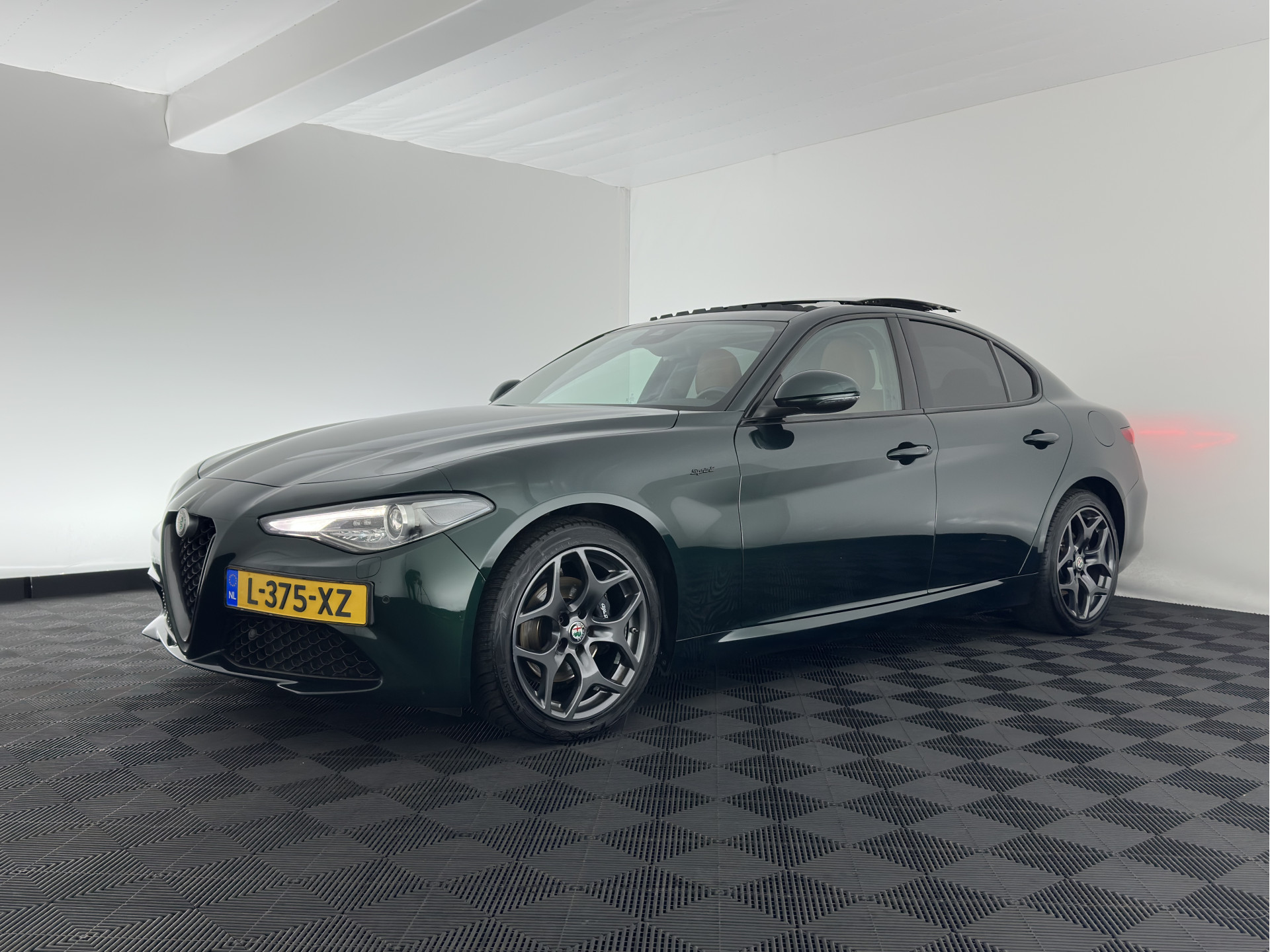 Alfa Romeo Giulia 2.0T Sprint (INCL-BTW) Aut. *PANO | LEATHER-FABRIC | XENON | ADAPTIVE-CRUISE | BLIND-SPOT | SPORTSEATS | CAMERA | NAVI-FULLMAP | DAB+ | SHIFT-PADDLES | PRIVACY-GLASS | LANE-ASSIST | BLINDSPOT | KEYLESS |