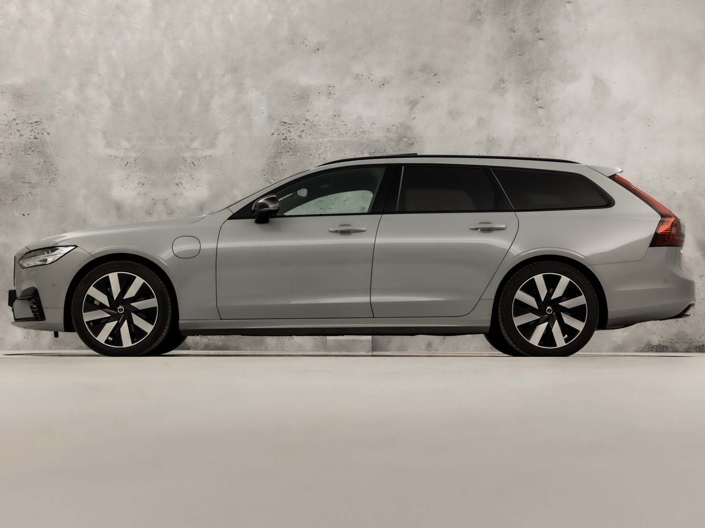 Volvo V90 2.0 T6 Plug-in hybrid AWD Ultimate Dark 350Pk Automaat (PANORAMADAK, HARMAN/KARDON, LUCHTVERING, MEMORY SEATS, 360 CAMERA, HEAD-UP DISPLAY, STUUR/STOELVERWARMING, ZWART HEMEL, NIEUWSTAAT)