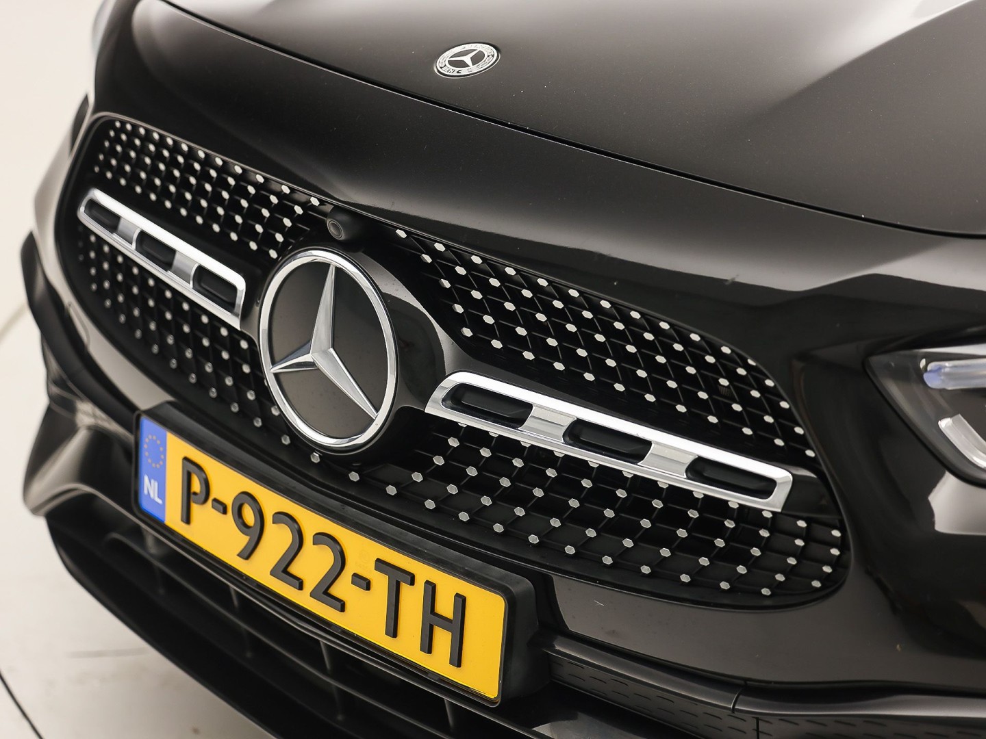 Mercedes-Benz GLA 200 AMG Sport 163Pk Automaat (PANORAMADAK, GROOT NAVI, SFEERVERLICHTING, CAMERA, SPORTSTOELEN, STOELVERWARMING, GETINT GLAS, NIEUWSTAAT)