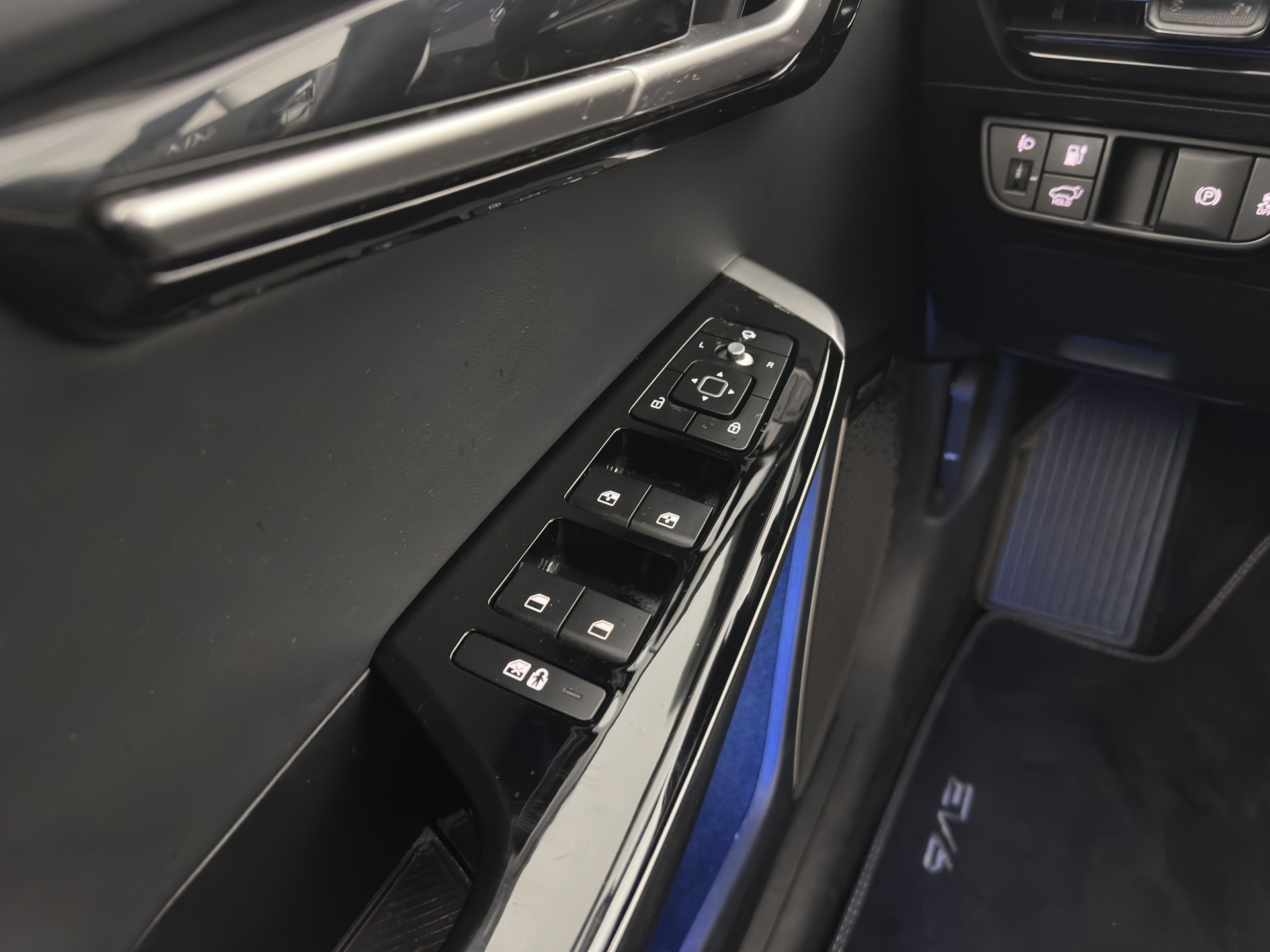 Kia EV6 Plus 77.4 kWh [ 3-Fase ] SOH100% (INCL-BTW) Aut. *LEATHER | ADAPTIVE-CRUISE | DIGI-COCKPIT | MERIDIAN-AUDIO | MEMORY-PACK | FULL-LED | KEYLESS | CAMERA | DAB | BLIND-SPOT | NAVI-FULLMAP | PRIVACY-GLASS | AMBIENT-LIGH