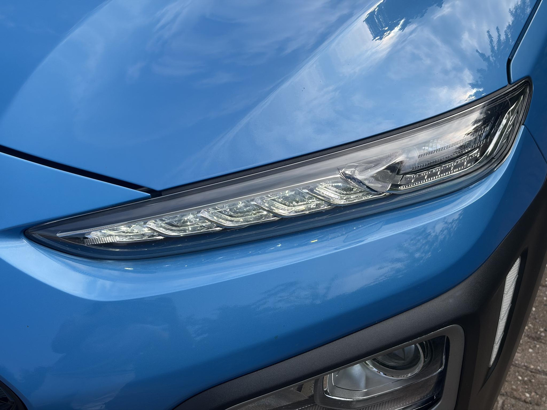 Hyundai Kona 1.0T Essence 2e Eigenaar,Trekhaak,Camera,Carplay,Navi,Clima,Cruise,6 Bak,N.A.P,120pk,Lm velgen,Rijstrooksensor,Pdc,Apk tot 03-2027
