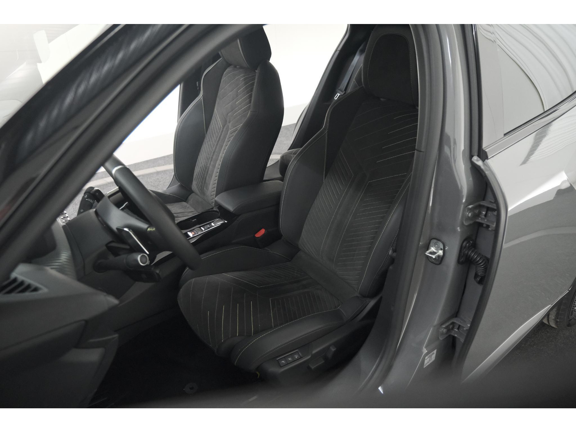 Peugeot 2008 PureTech 130 EAT8 GT | 360 Camera | Stoelmassage | Adaptieve Cruise Control | Dodehoekdetectie