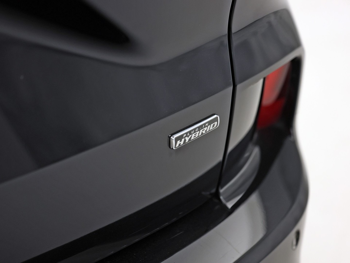 Ford Kuga 2.5 PHEV ST Line 225Pk Automaat (PANORAMADAK, SOH 87,7%, APPLE CARPLAY, LEDER/ALCANTARA, STUUR/STOELVERWARMING, CAMERA, SPORTSTOELEN, HEAD-UP DISPLAY, ADAPTIVE CRUISE, GETINT GLAS, NIEUWE APK, NIEUWSTAAT)