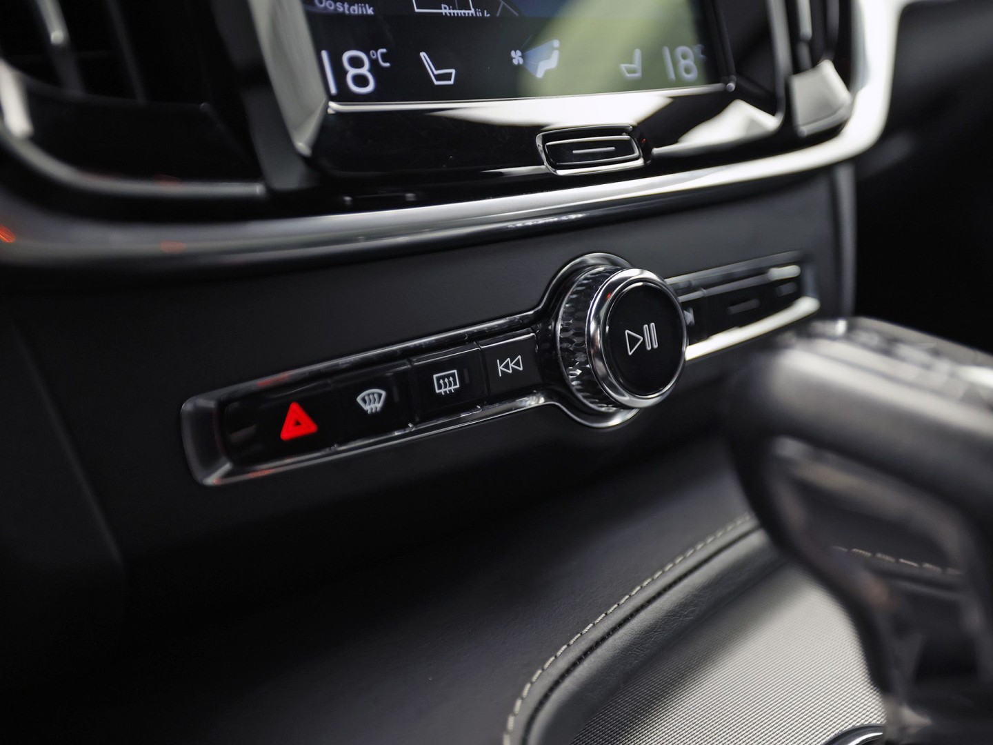 Volvo V90 2.0 T4 R-Design Automaat 190Pk (PANORAMADAK, HARMAN/KARDON, MEMORY SEATS, APPLE CARPLAY, GETINT GLAS, CAMERA, STOELVERWARMING, LEDER, NIEUWE APK, NIEUWSTAAT)