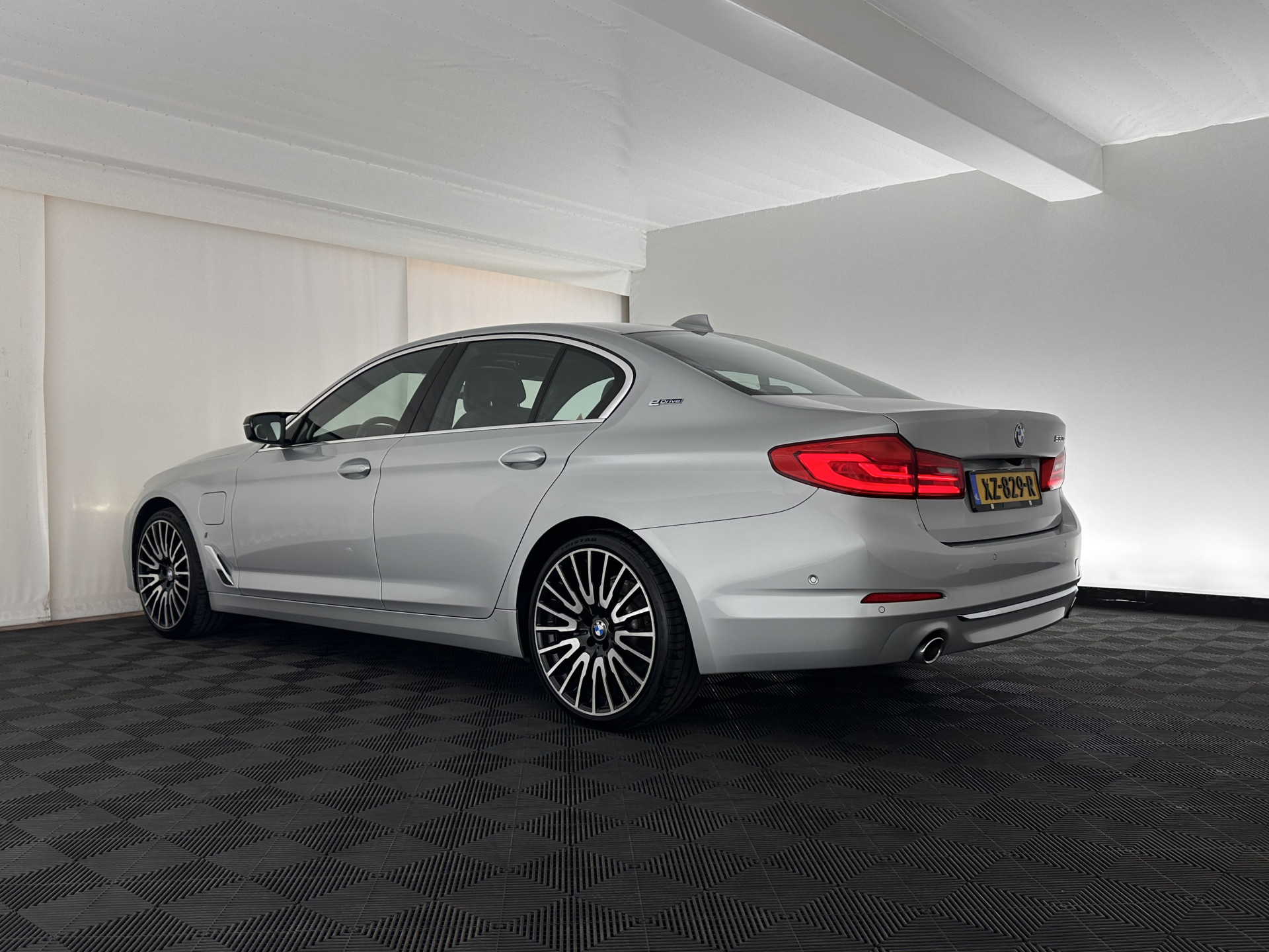 BMW 5-serie 530e iPerformance High Executive (Plug-in) Aut.*PANO | LEATHER | FULL-LED | TOPVIEW | KEYLESS | HARMAN/KARDON | BLINDSPOT | MEMORY-PACK | HEATED-COMFORTSEATS | DIGI-COCKPIT | AMBIENTLIGHT | NAVI-FULLMAP | 20''ALU*