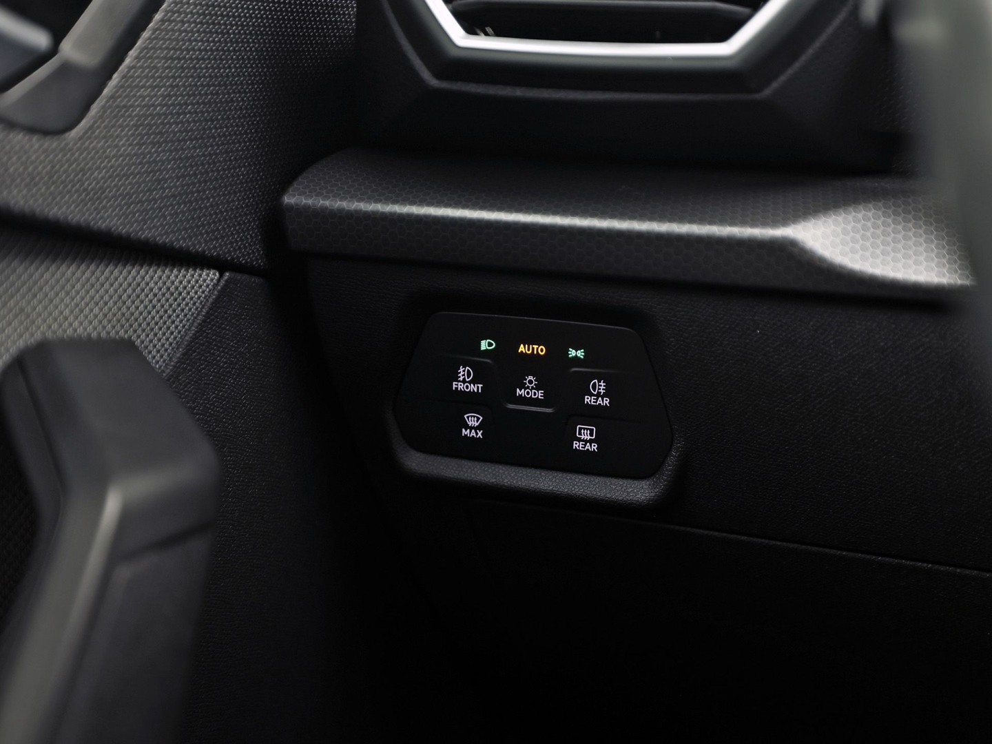 SEAT Leon 1.0 eTSI Intense Sport Automaat (VIRTUAL COCKPIT, APPLE CARPLAY, GROOT NAVI, CAMERA, SPORTSTOELEN, KEYLESS, ADAPTIVE CRUISE, NIEUWSTAAT)