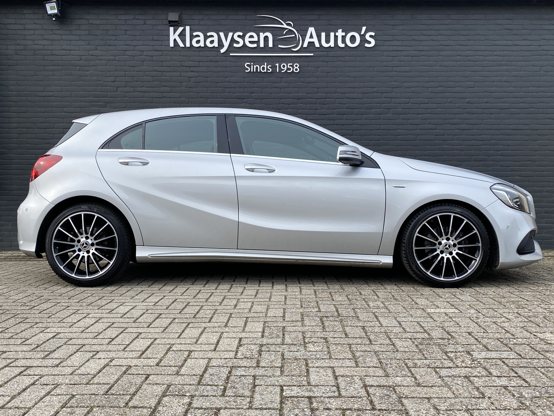 Mercedes-Benz A-klasse 180 Business Solution AMG Edition AUT. | leder/alcantara | 18 inch AMG velgen | navigatie | sportstoelen | sfeerverl.