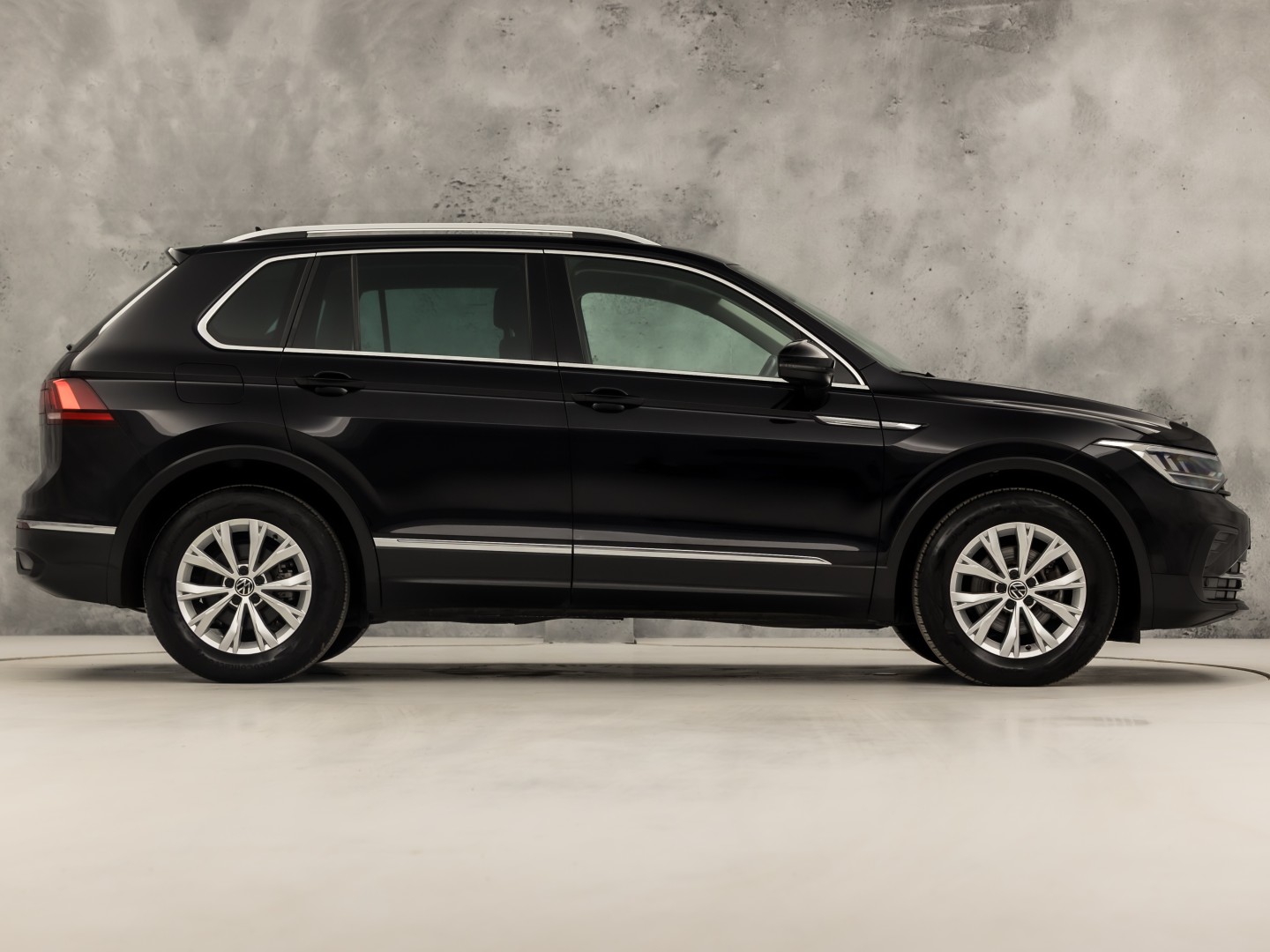 Volkswagen Tiguan 1.5 TSI Life Sport 150Pk Automaat (VIRTUAL COCKPIT, APPLE CARPLAY, CLIMATE, KEYLESS, STOELVERWARMING, SPORTSTOELEN, GETINT GLAS, ELEK ACHTERKLEP, ALCANTARA, NIEUWE APK, NIEUWSTAAT)