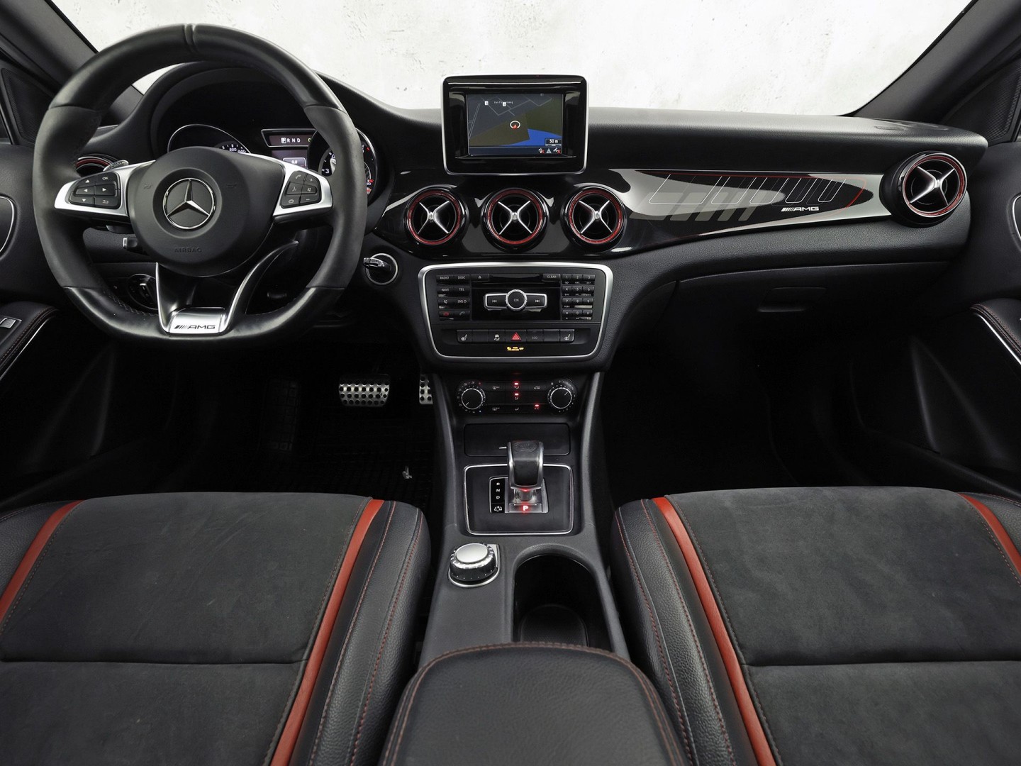 Mercedes-Benz GLA AMG 45 4MATIC Automaat 360Pk (PANORAMAKDAK, NAVIGATIE, MEMORY SEATS, KUIPSTOELEN, STOELVERWARMING, SPOILER, NIEUWE APK, NIEUWSTAAT)