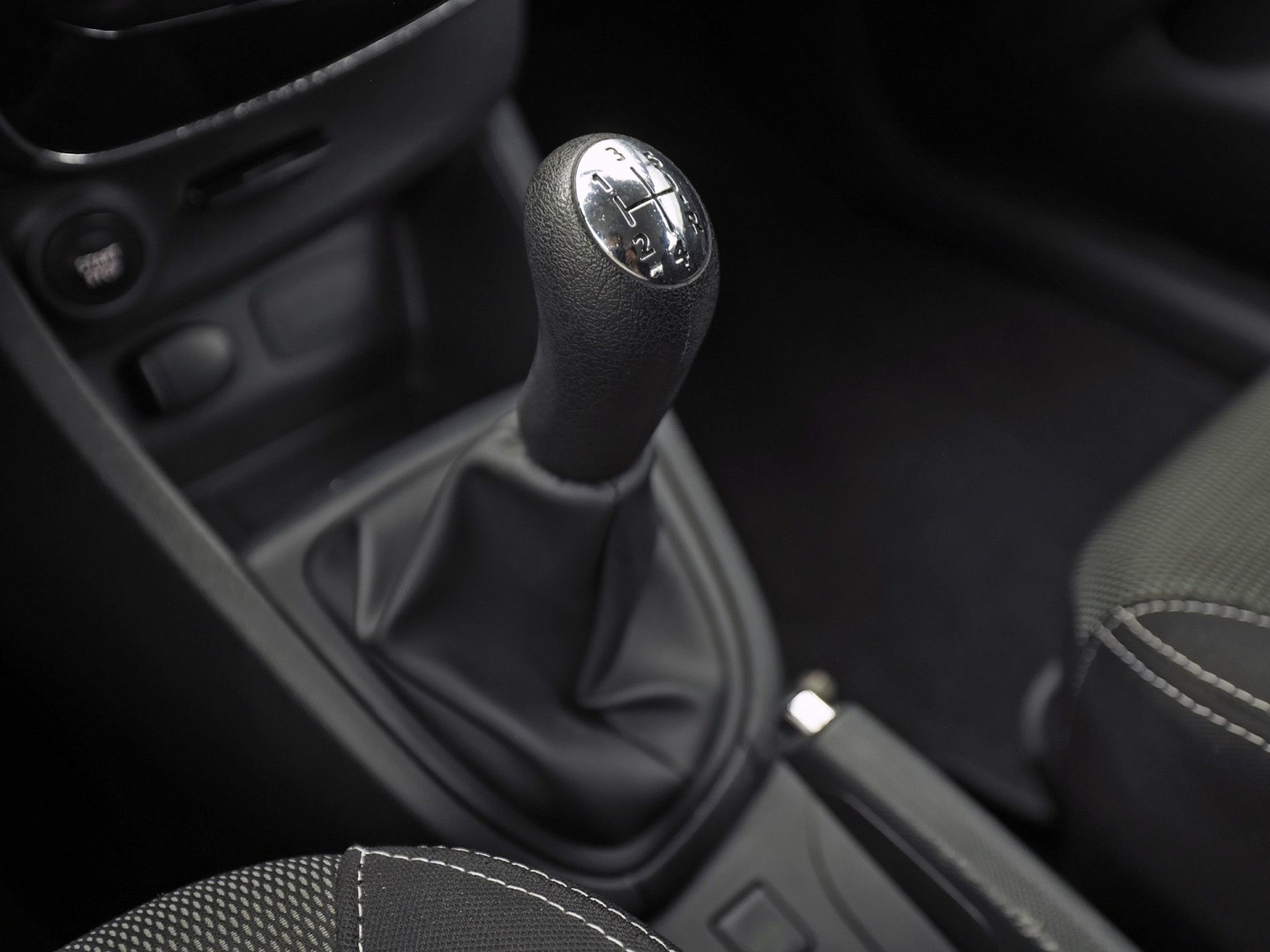 Renault Clio 0.9 TCe Sport (NAVIGATIE, CRUISE, TREKHAAK, SPORTSTOELEN, BLUETOOTH, NIEUWE APK, NIEUWSTAAT)