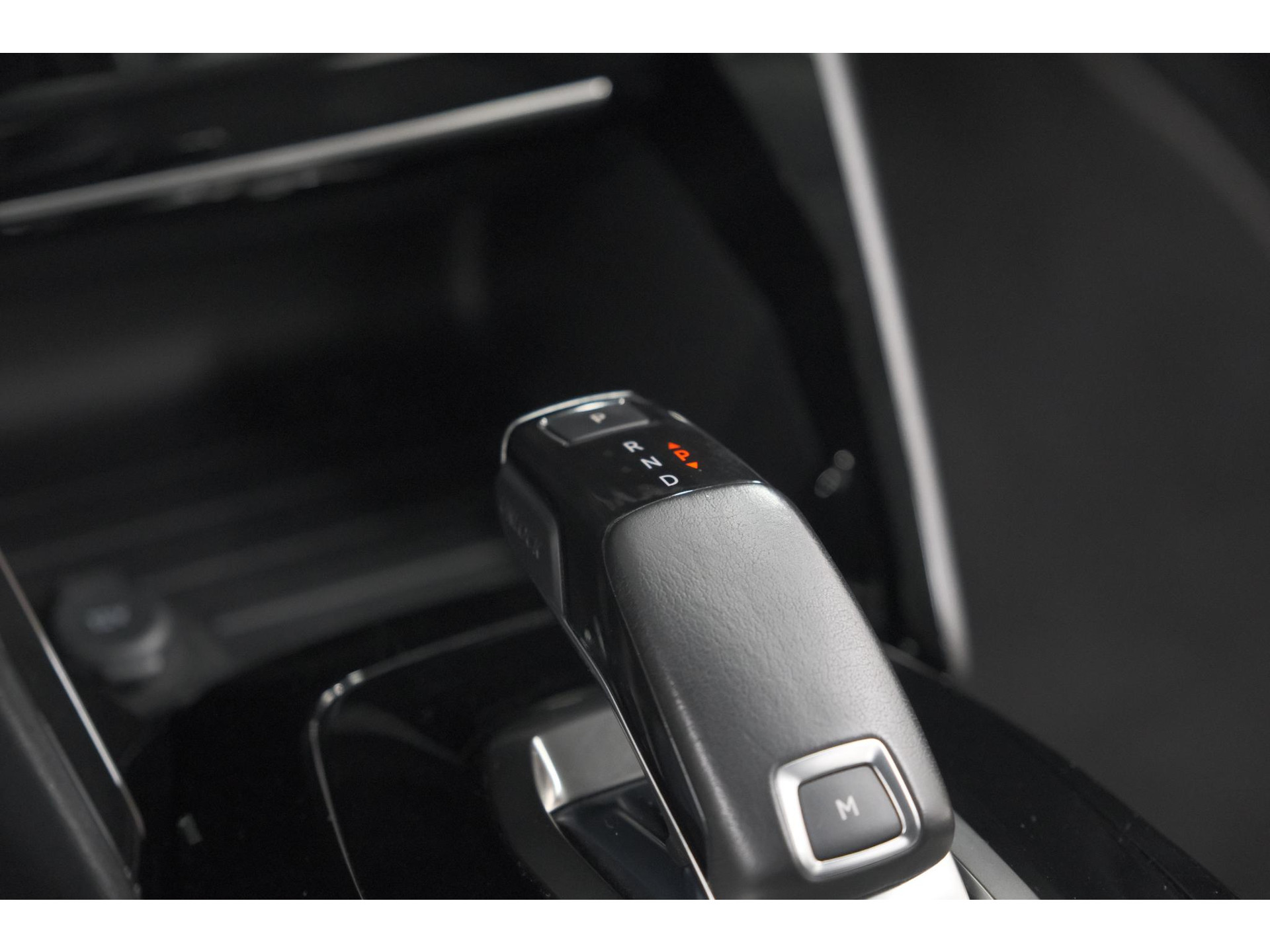 Peugeot 2008 PureTech 130 EAT8 Allure | Trekhaak | Camera | Navigatie | Apple Carplay