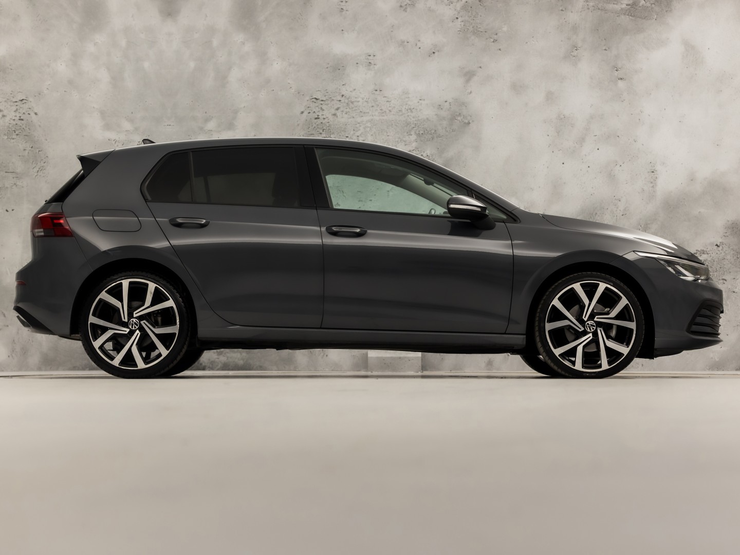 Volkswagen Golf 1.5 TSI Sport 150Pk Automaat (APPLE CARPLAY, GROOT NAVI, STUUR/STOELVERWARMING, SPORTSTOELEN, GETINT GLAS, SFEERVERLICHTING, KEYLESS, NIEUWSTAAT)