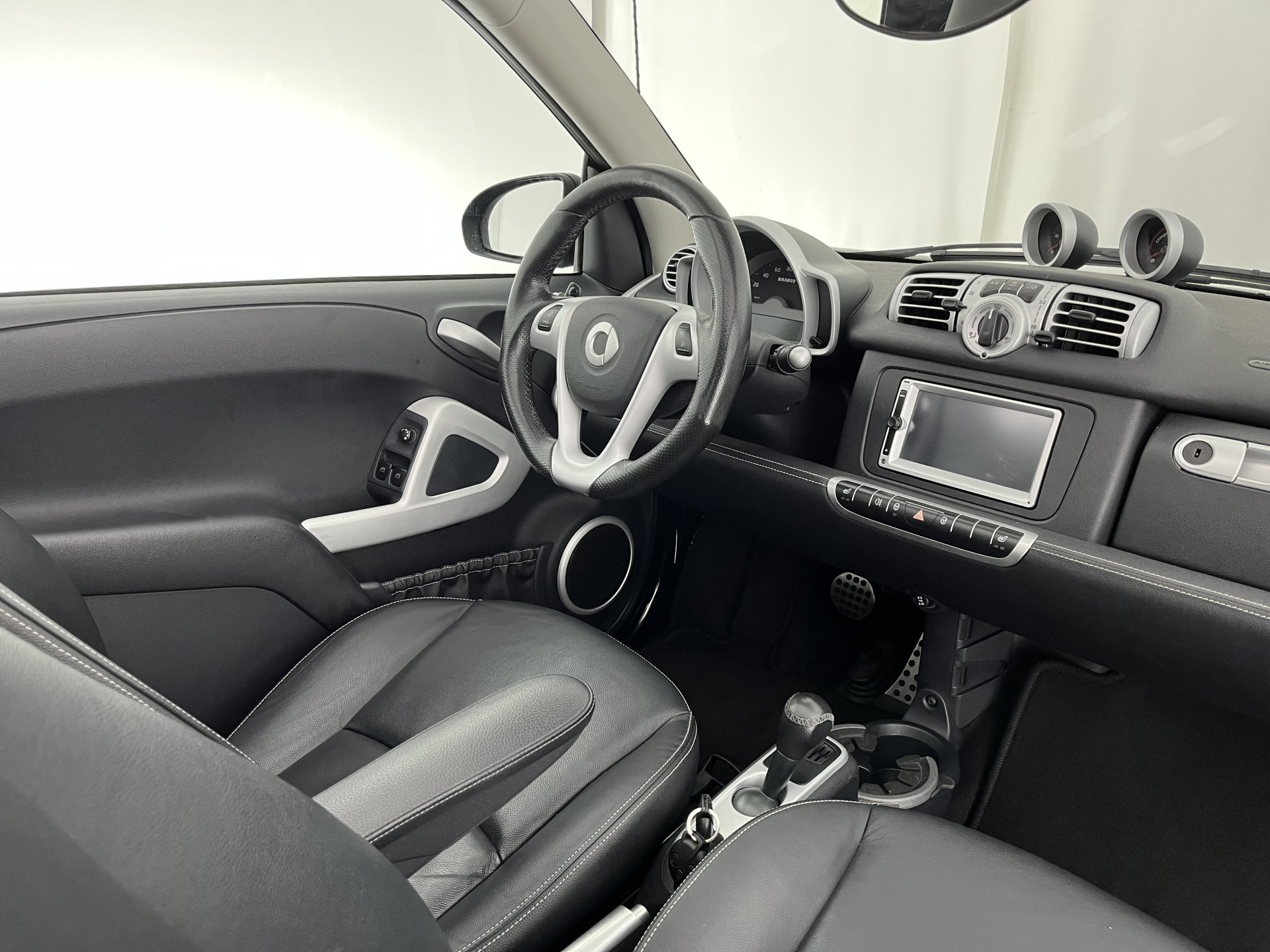 Smart fortwo cabrio Electric drive Brabus Black-Edition 18 kWh {SOH-99%} Aut. *NAVI-FULLMAP | LEATHER | AIRCO | HEATED-SPORTSEATS | CRUISE | SHIFT-PADDLES  | AIRSCARF | 16'' ALU*