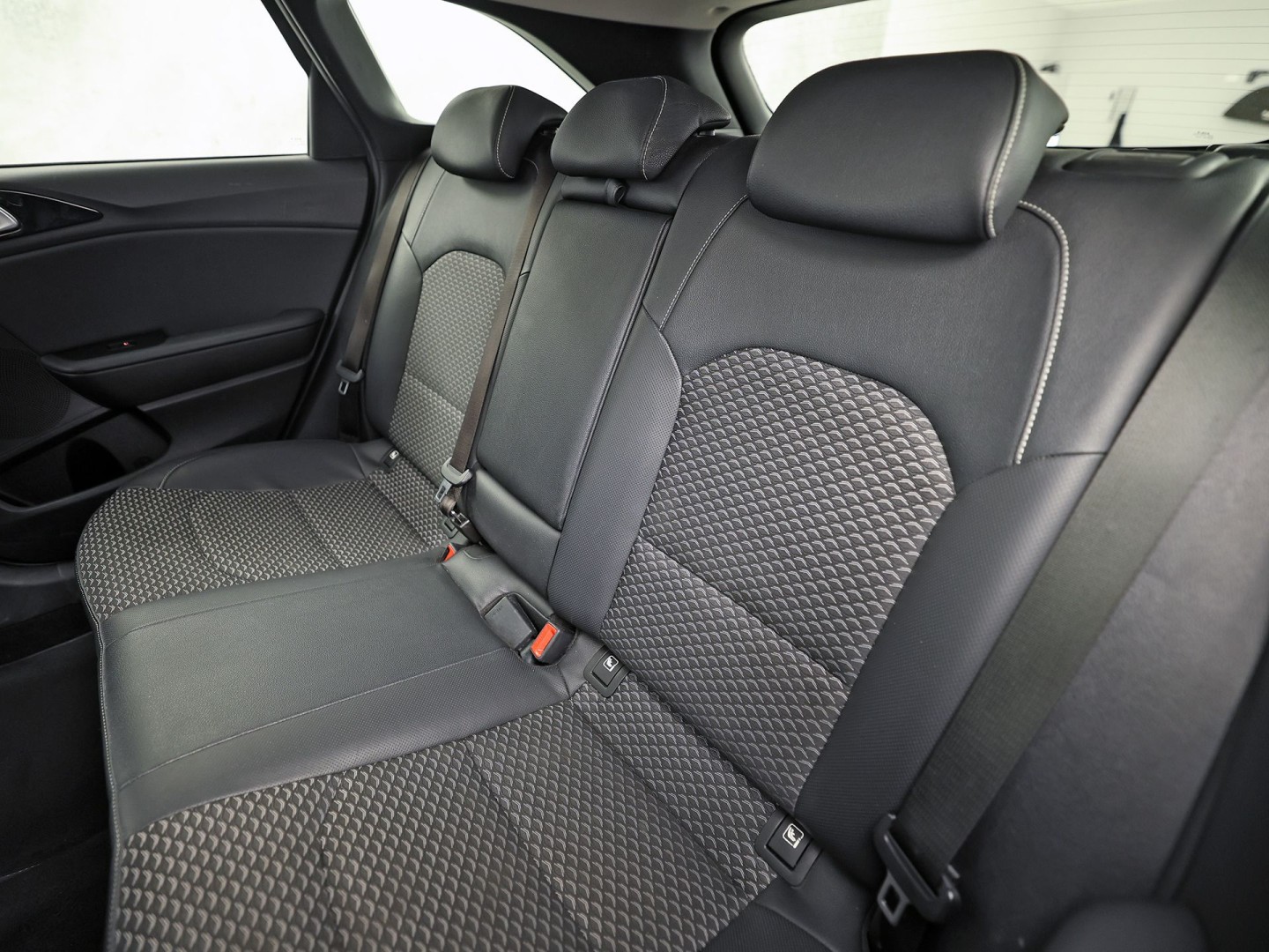 Kia Ceed 1.0 T-GDi DynamicPlusLine (APPLE CARPLAY, GROOT NAVI, STUUR/STOELVERWARMING, CAMERA, SPORTSTOELEN, TREKHAAK, GETINT GLAS, KEYLESS, NIEUWSTAAT)