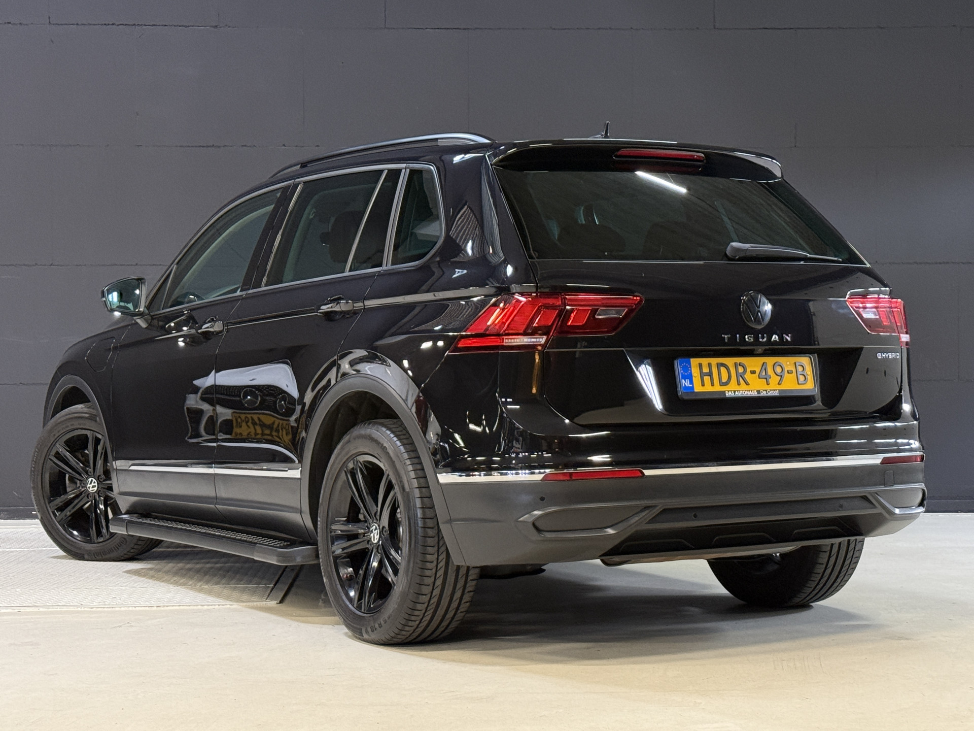 Volkswagen Tiguan 1.4 TSI eHybrid R-Line Business+ | Camera | Stoelverwarming | Dodehoeksensoren