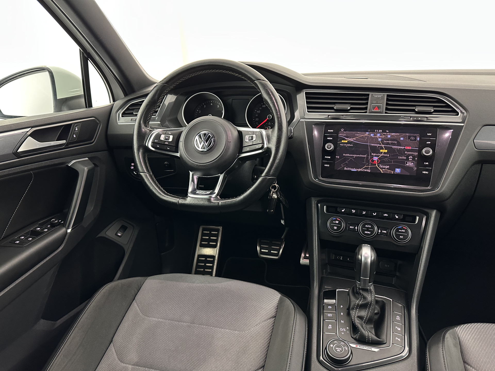 Volkswagen Tiguan 2.0 TSI 4Motion R-Line Highline Aut. *ADAPTIVE-CRUISE | LEATHER-MICROFIBRE | FULL-LED | NAVI-FULLMAP | HEATED-SPORTSEATS | CAMERA | SHIFTPADDLES | PRIVACYGLASS | CARPLAY | ECC | PDC | 20''ALU*
