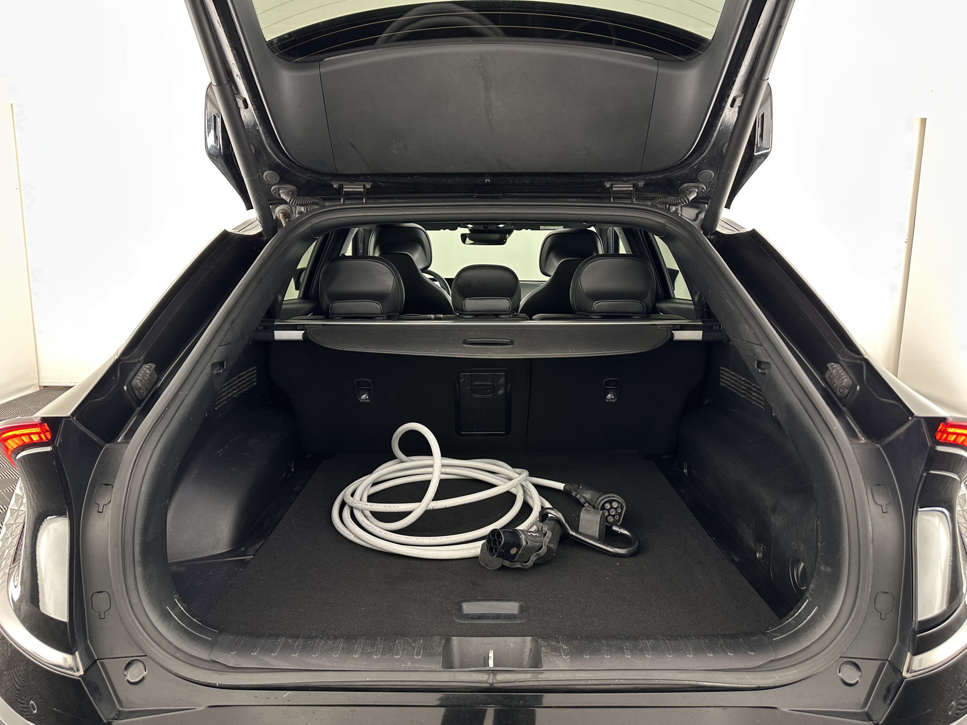 Kia EV6 GT-Line 77.4 kWh (3-Fase-11kW) {SOH-98%} (INCL-BTW) Aut. *HEATPUMP | PANO | HEAD-UP | LEATHER-ALCANTARA | ADAPTIVE-CRUISE | DIGI-COCKPIT | MERIDIAN-AUDIO | MEMORYPACK | FULL-LED | KEYLESS | TOPVIEW | DAB | BLINDSPOT | NAVI-FULLMAP |