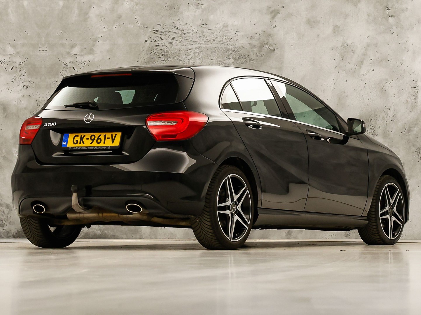 Mercedes-Benz A-Klasse 180 AMG Sport Automaat (NAVIGATIE, LEDER, STOELVERWARMING, SPORTSTOELEN, ZWART HEMEL, PARKEERSENSOREN, TREKHAAK, CRUISE, NIEUWSTAAT)
