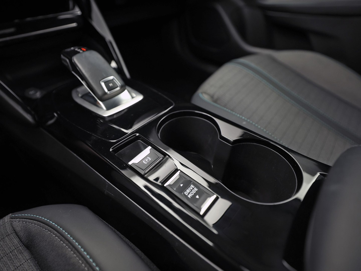 Peugeot 2008 1.2 PureTech Allure Sport Automaat VIRTUAL COCKPIT, APPLE CARPLAY, STOELVERWARMING, LEDER, SPORTSTOELEN, GETINT GLAS, ADAPTIVE CRUISE, NIEUWSTAAT)