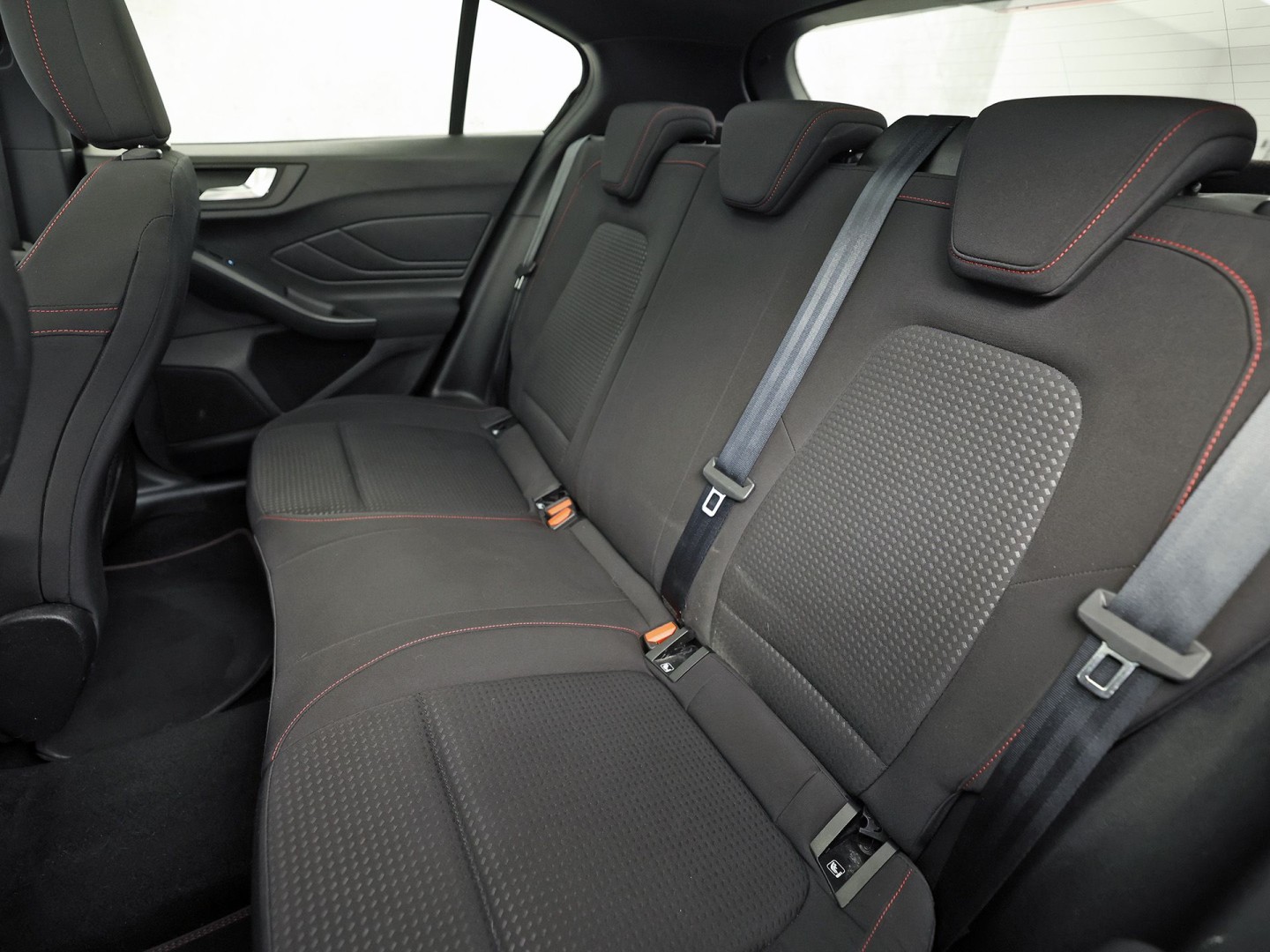 Ford Focus 1.0 EcoBoost ST Line 125Pk (PANORAMADAK, APPLE CARPLAY, GROOT NAVI, STUUR/STOELVERWARMING, BANG&OLUFSEN, TREKHAAK, SPORTSTOELEN, GETINT GLAS, ADAPTIVE CRUISE, LED KOPLAMPEN, NIEUWSTAAT)