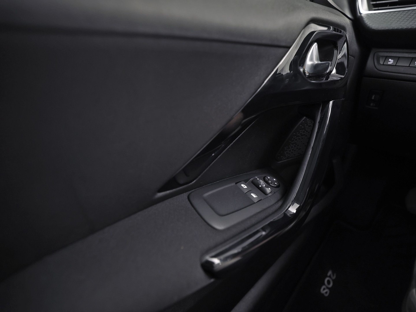 Peugeot 208 1.2 PureTech Signature (APPLE CARPLAY, LOGISCH NAP, NAVIGATIE, GETINT GLAS, SPORTSTOELEN, PARKEERSENSOREN, LM VELGEN, CRUISE, NIEUWSTAAT)