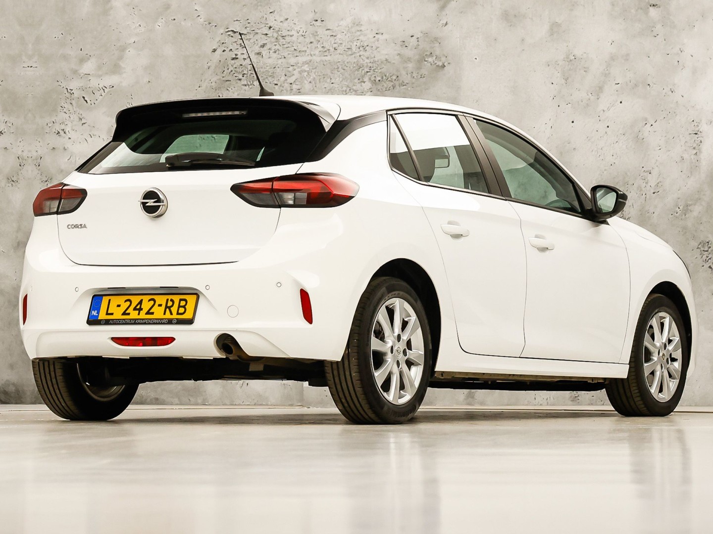 Opel Corsa 1.2 Sport Automaat (APPLE CARPLAY, GROOT NAVI, PARKEERSENSOREN, LEDER STUURWIEL, SPORTSTOELEN, LED KOPLAMPEN, LM VELGEN, CRUISE, NIEUWSTAAT)