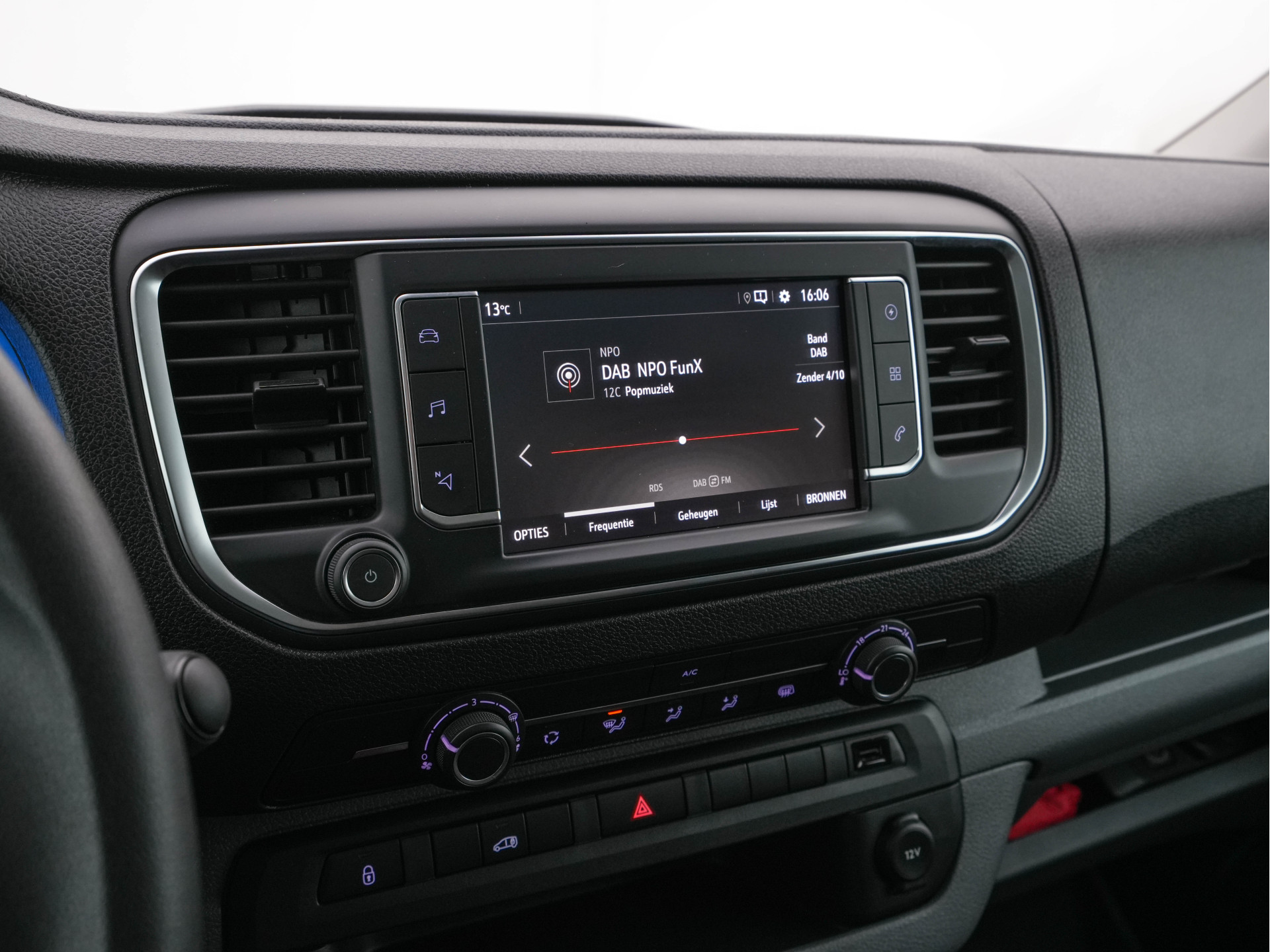 Opel Vivaro-e L2H1 Innovation 50 kWh 3-Pers [ 3-Fase-11kW ] {SOH-93%} Aut. *LEATHER | NAVI-FULLMAP | CAMERA | AIRCO | DAB+ | PDC | CRUISE | CARPLAY*