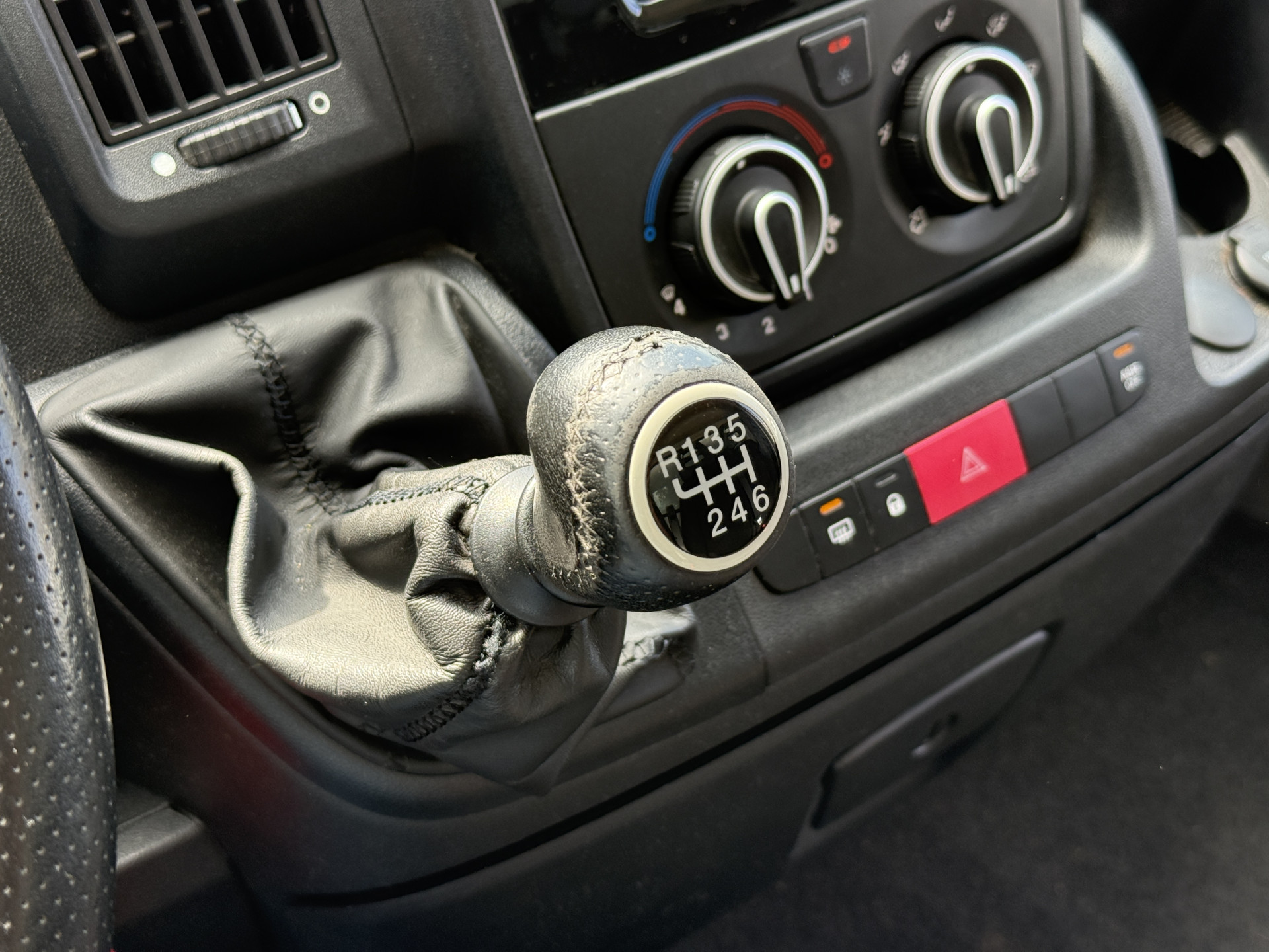 Peugeot Boxer 2.0 130PK Bakwagen Laadklep Nieuwe Distributieriem Navigatie Camera Airco Zijdeur Meubelbak Koffer
