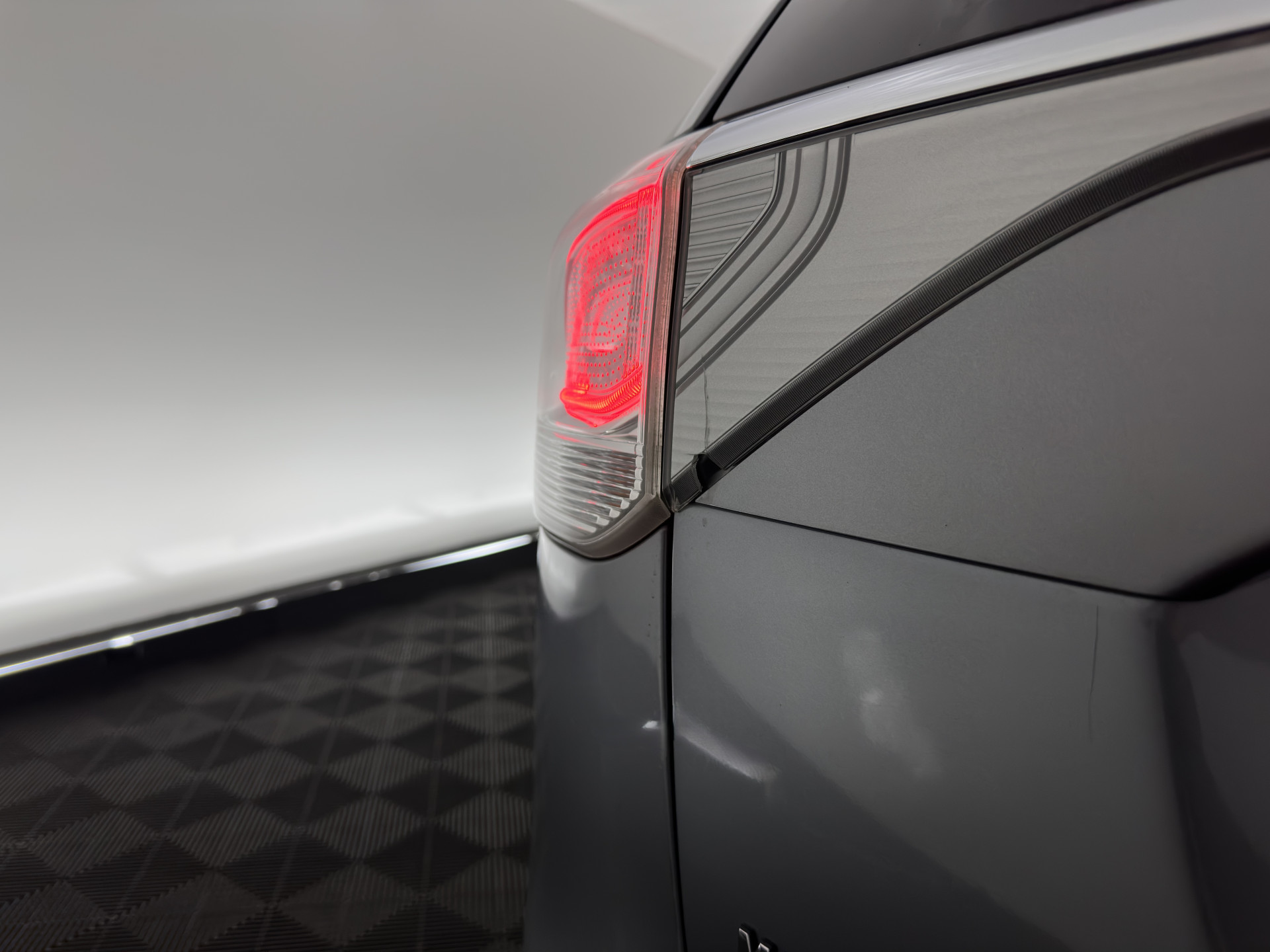 Mitsubishi Outlander 2.0 PHEV Instyle AWD  (Plug-In) (INCL-BTW) Aut *PANO | LEATHER | XENON | NAVI-FULLMAP | KEYLESS | CAMERA | HEATED-COMFORTSEATS | ECC | SHIFT-PADDLES | PDC | CRUISE | PRIVACY-GLASS | DAB | TOWBAR | ROCKFORD-AUDIO |  18"ALU*