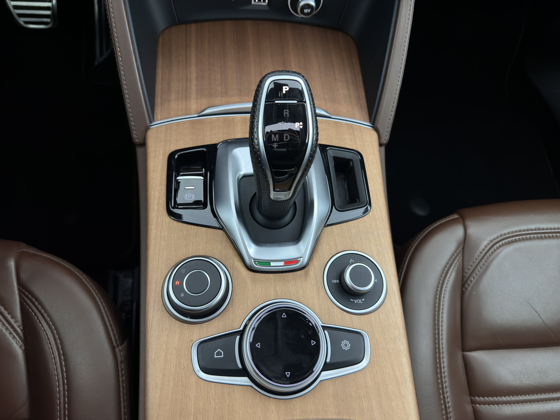 Alfa Romeo Stelvio 2.0 T Veloce AWD B-Tech Business Edition Aut. *PANO | LEATHER | XENON | ADAPTIVE-CRUISE | MEMORY-PACK | BLIND-SPOT | HEATED-SPORTSEATS | CAMERA | DAB+ | KEYLESS | SHIFT-PADDLES | PRIVACY-GLASS | NAVI-FULLMAP | TOWBAR | 20''