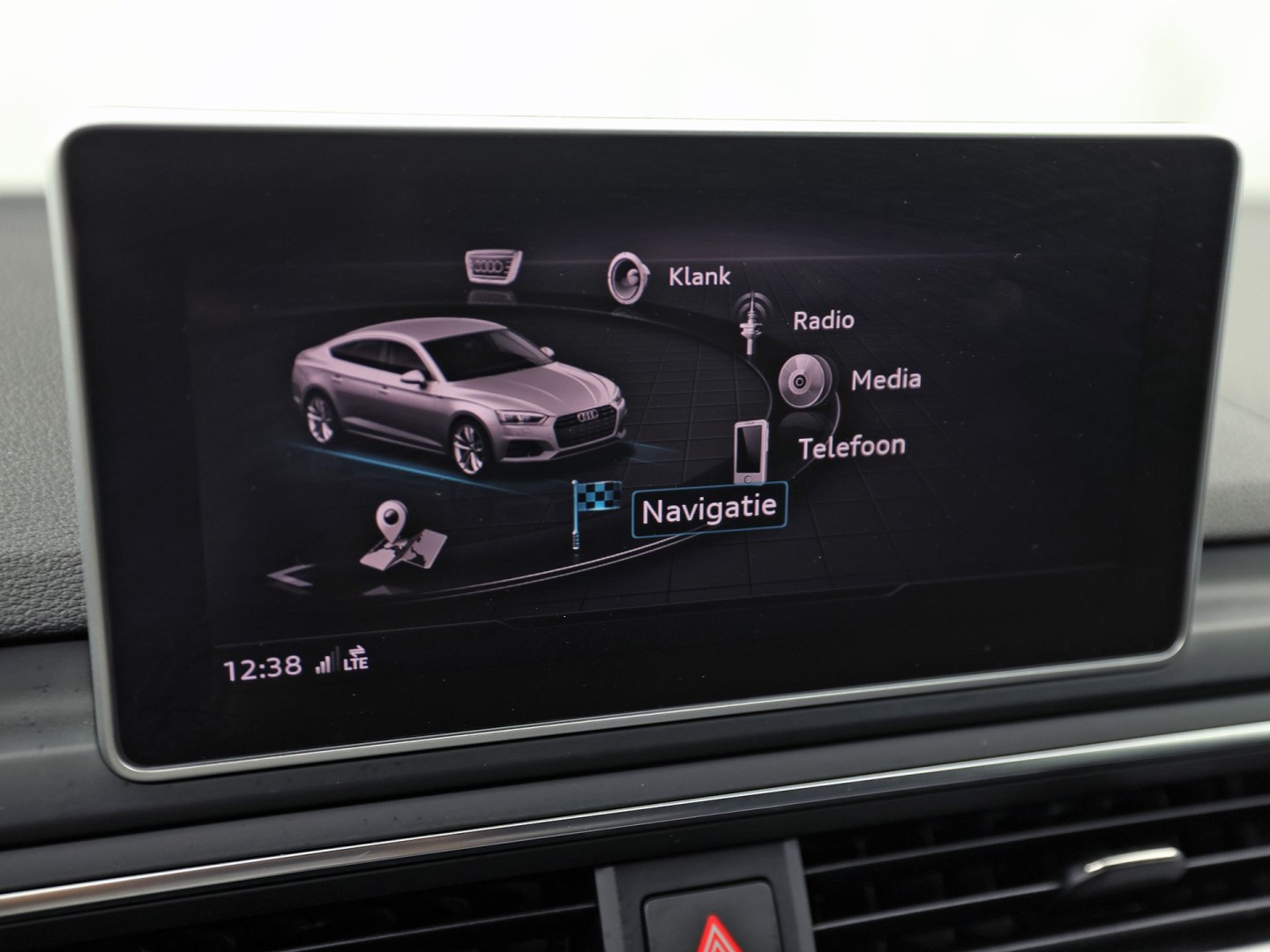 Audi A5 Sportback 2.0 TFSI S-Line Sport 190Pk Automaat (2X S-LINE, VIRTUAL COCKPIT, GROOT NAVI, PLAT SPORTSTUUR, LEDER, STOELVERWARMING, SPORTSTOELEN, GETINT GLAS, PARKEERSENSOREN, NIEUWSTAAT)