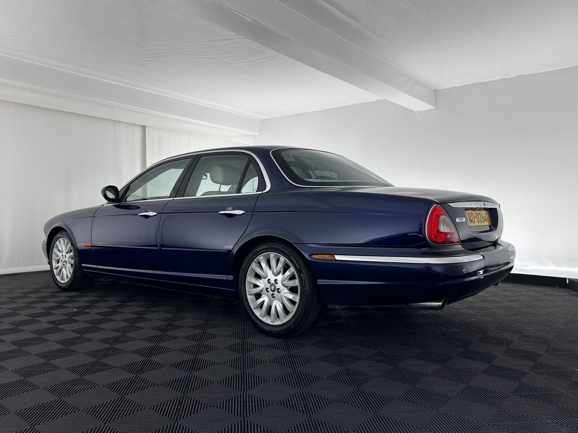 Jaguar XJ 3.5 V8 Executive [ Right-Hand-Drive ] Aut. *LEATHER | BI-XENON | ECC | WOODEN-INLAY | HEATED-COMFORTSEATS | MEMORY-PACK | JAGUAR-AUDIO | PDC | CRUISE | 18"ALU*
