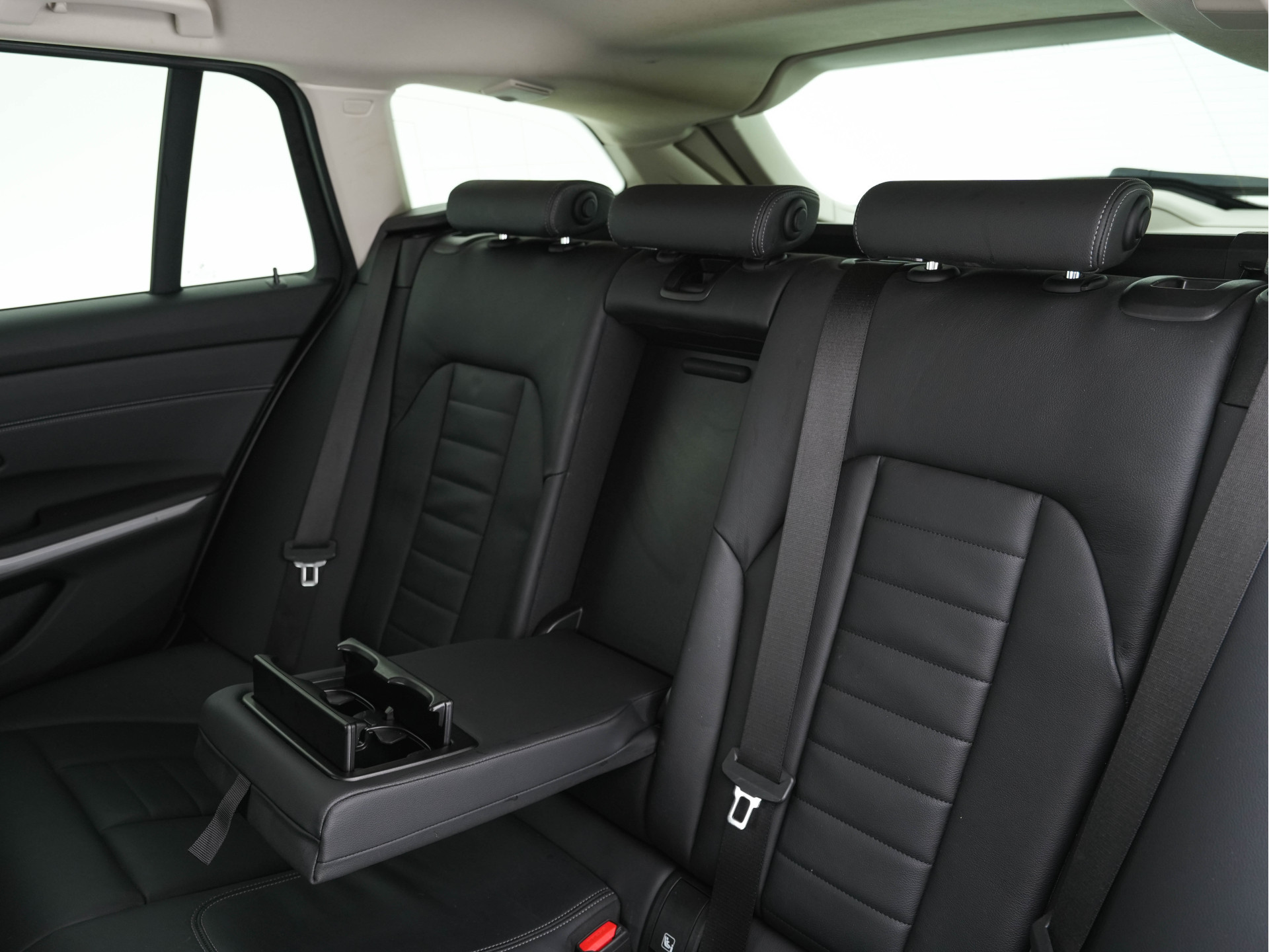 BMW 3-serie Touring 330e Plug-In (INCL-BTW) *LUXURY-LEATHER | NAVI-FULLMAP |  DIGI-COCKPIT | FULL-LED | DAB | ECC | PDC | ADAPTIVE-CRUISE | HEATED-SPORSEATS | KEYLESS | PRIVACY-GLASS | KEYLESS | CARPLAY | TOWBAR | 17"ALU*