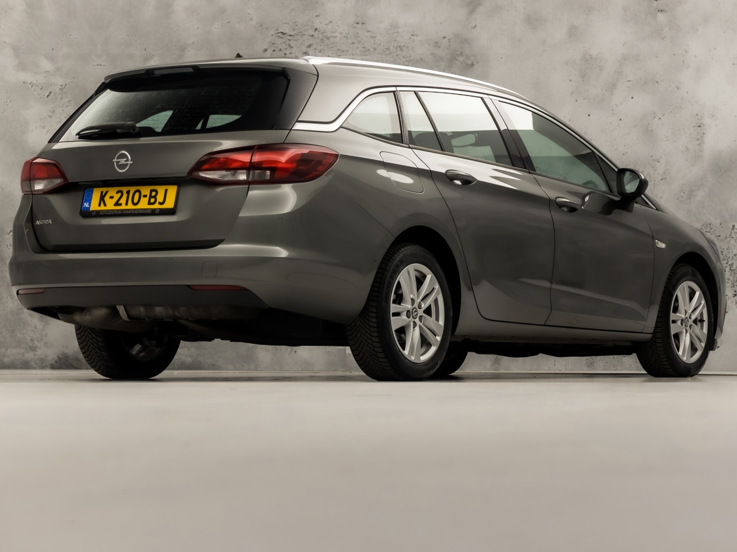 Opel Astra Sports Tourer 1.4 Turbo Innovation Sport 150Pk Automaat (APPLE CARPLAY, NAVIGATIE, CAMERA, STUUR/STOELVERWARMING, SPORTSTOELEN, ADAPTIVE CRUISE, LM VELGEN, NIEUWSTAAT)
