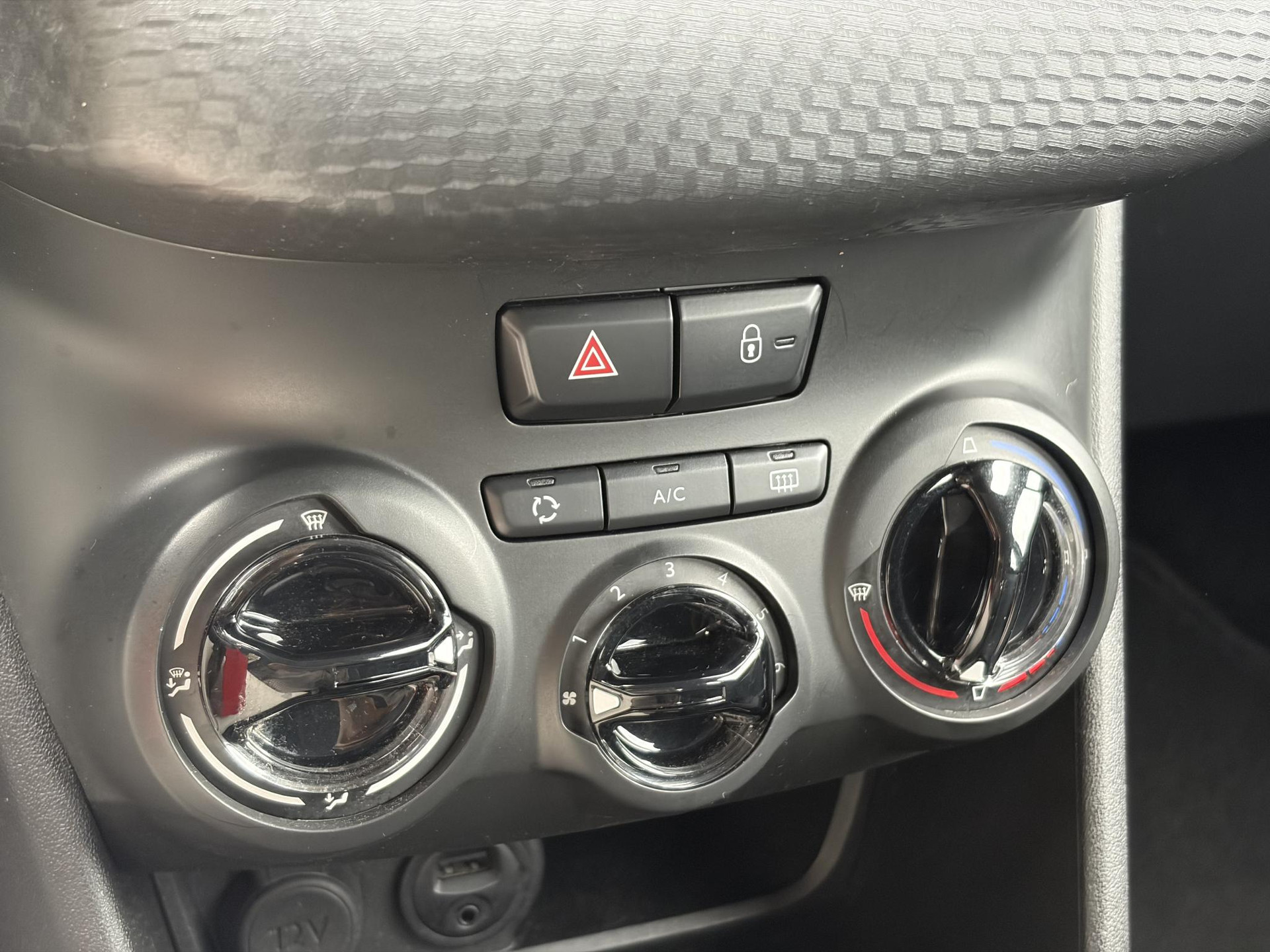 Peugeot 2008 1.2 PureTech Blue Lion ✓D-riem vv in 10-2025✓Navi✓110pk✓Carplay✓Airco✓Cruise✓Pdc✓N.A.P✓Apk tot 12-2026