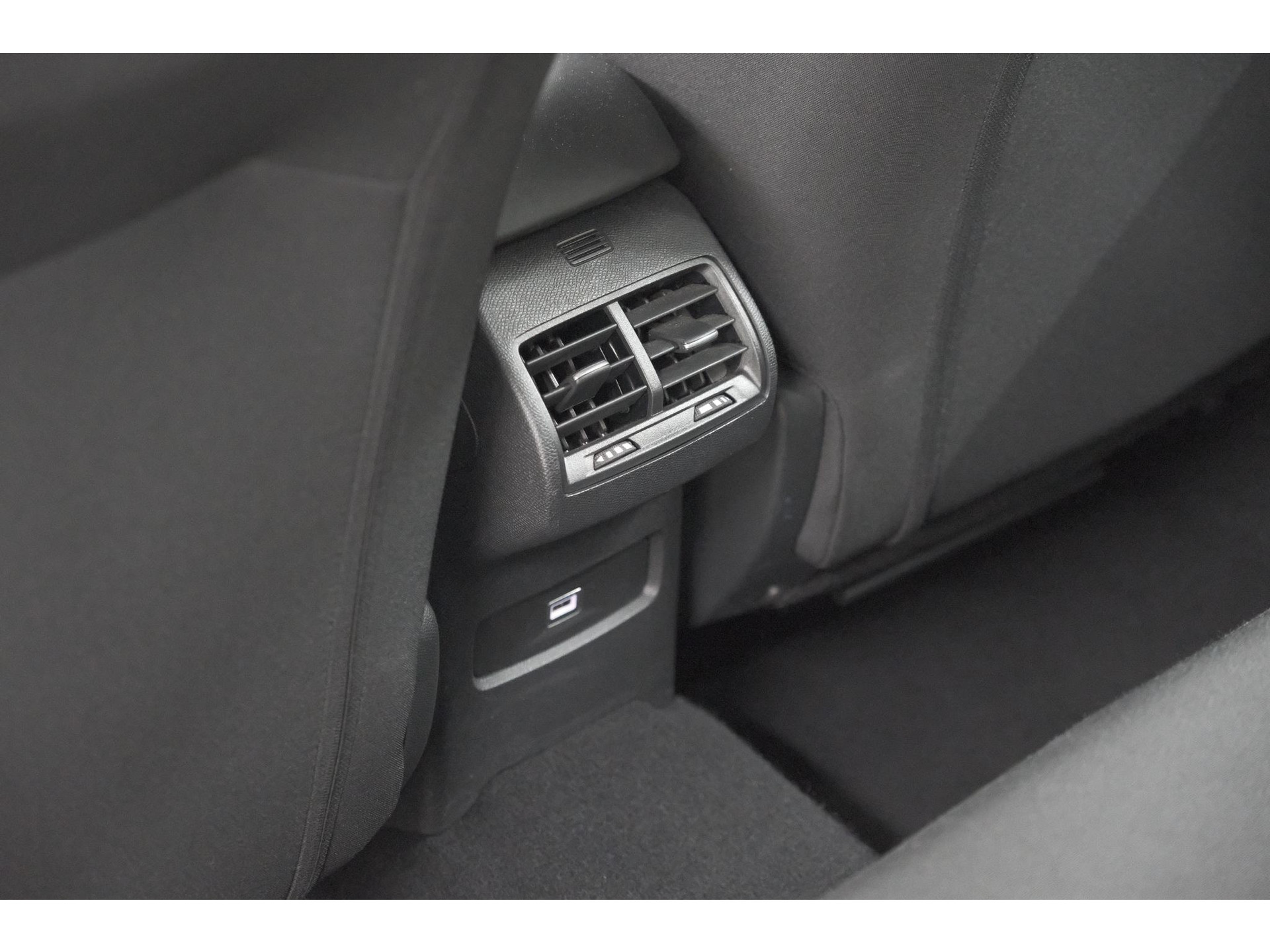 Citroen C4 Puretech 130 Feel | Trekhaak | Camera | Allseason Banden | Climate Control | Parkeersensoren