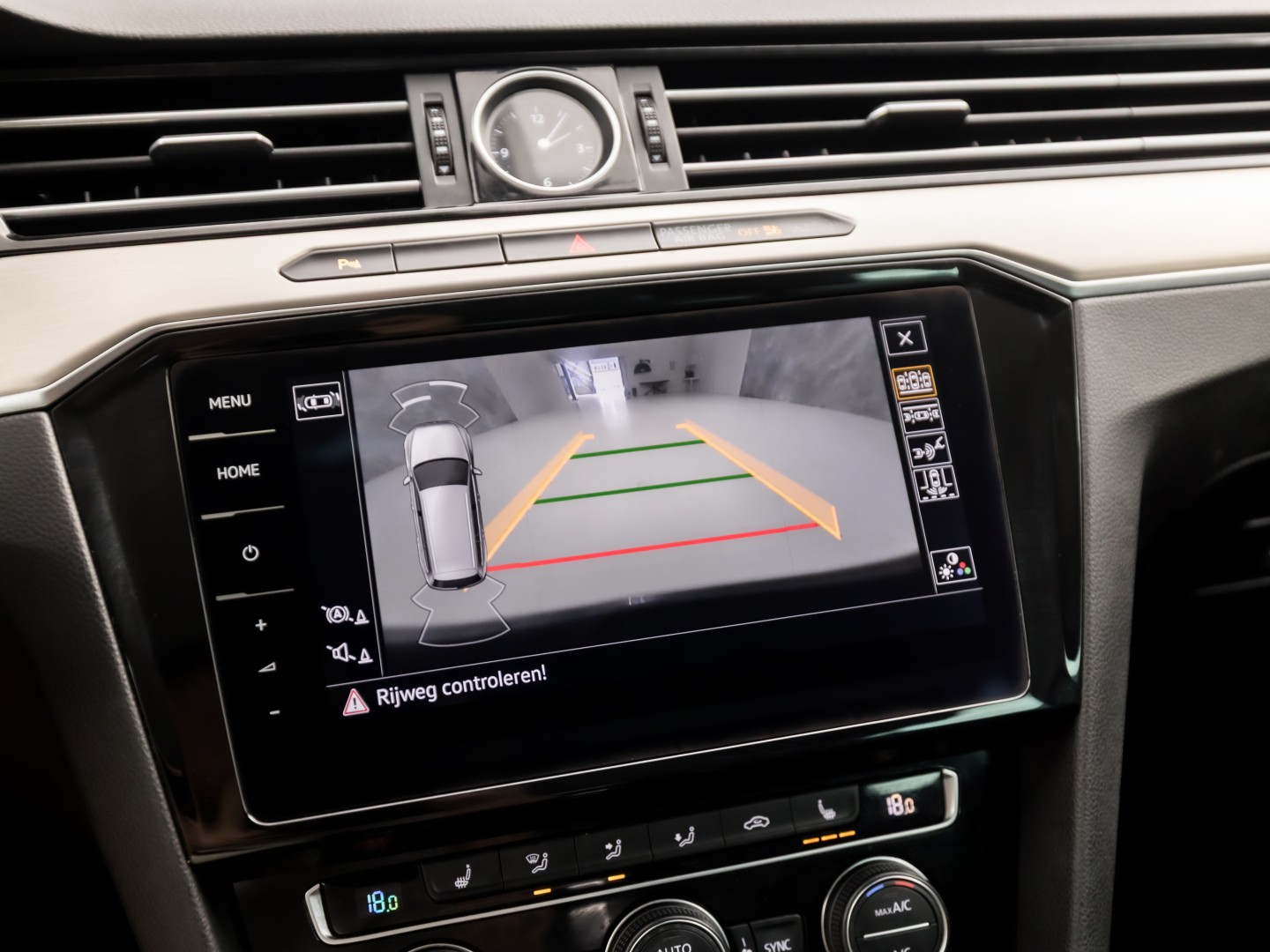 Volkswagen Passat Variant 1.4 TSI ACT Highline R 150Pk Automaat (VIRTUAL COCKPIT, APPLE CARPLAY, BLACK PACK, CAMERA, STOELVERWARMING, LEDER/ALCANTARA, GETINT GLAS, KEYLESS, ADAPTIVE CRUISE, NIEUWSTAAT)