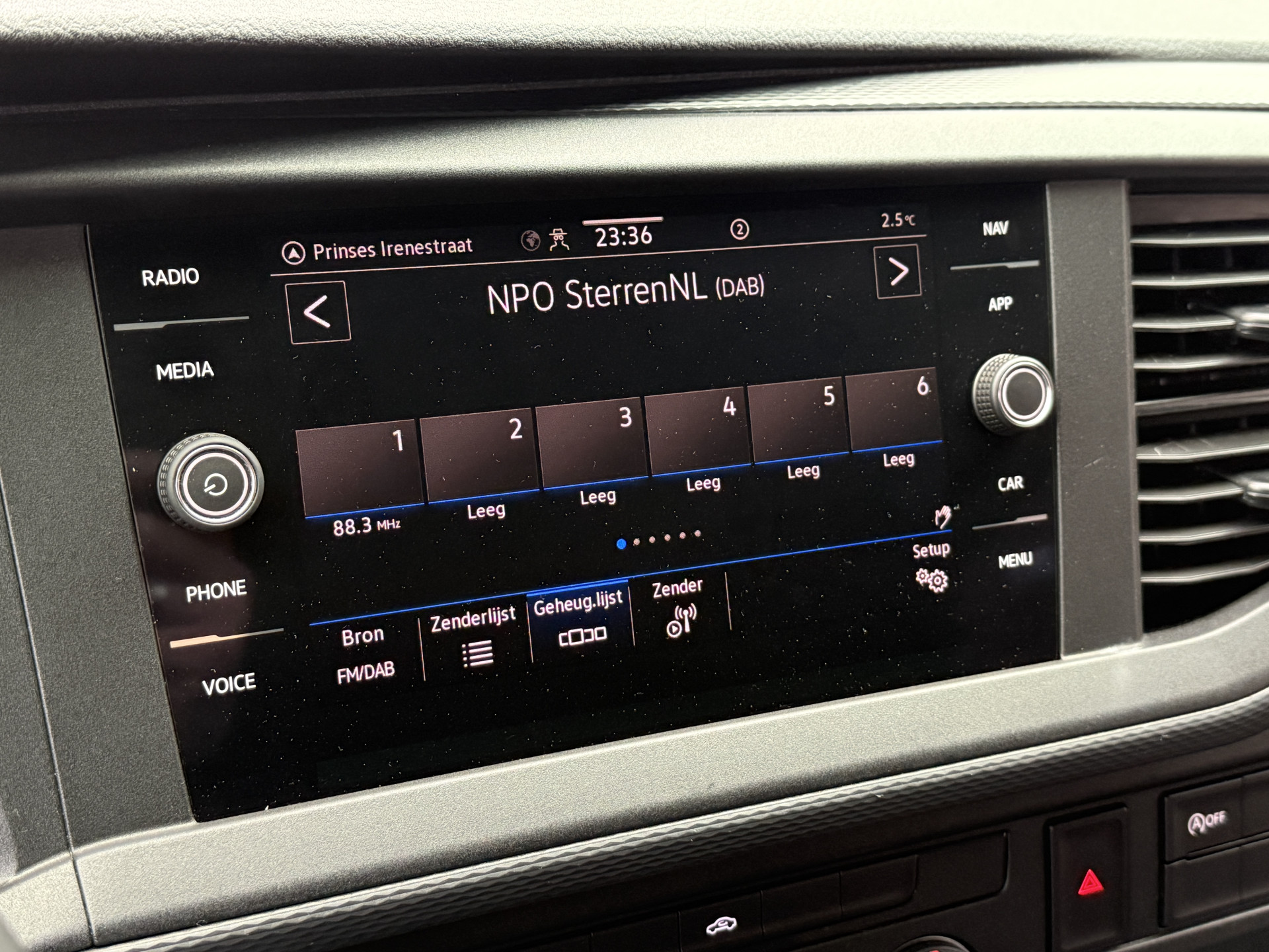 Volkswagen Transporter 2.0 TDI L2H1 30 DC Highline | Origineel NL | Apple carplay  | Camera | Trekhaak |