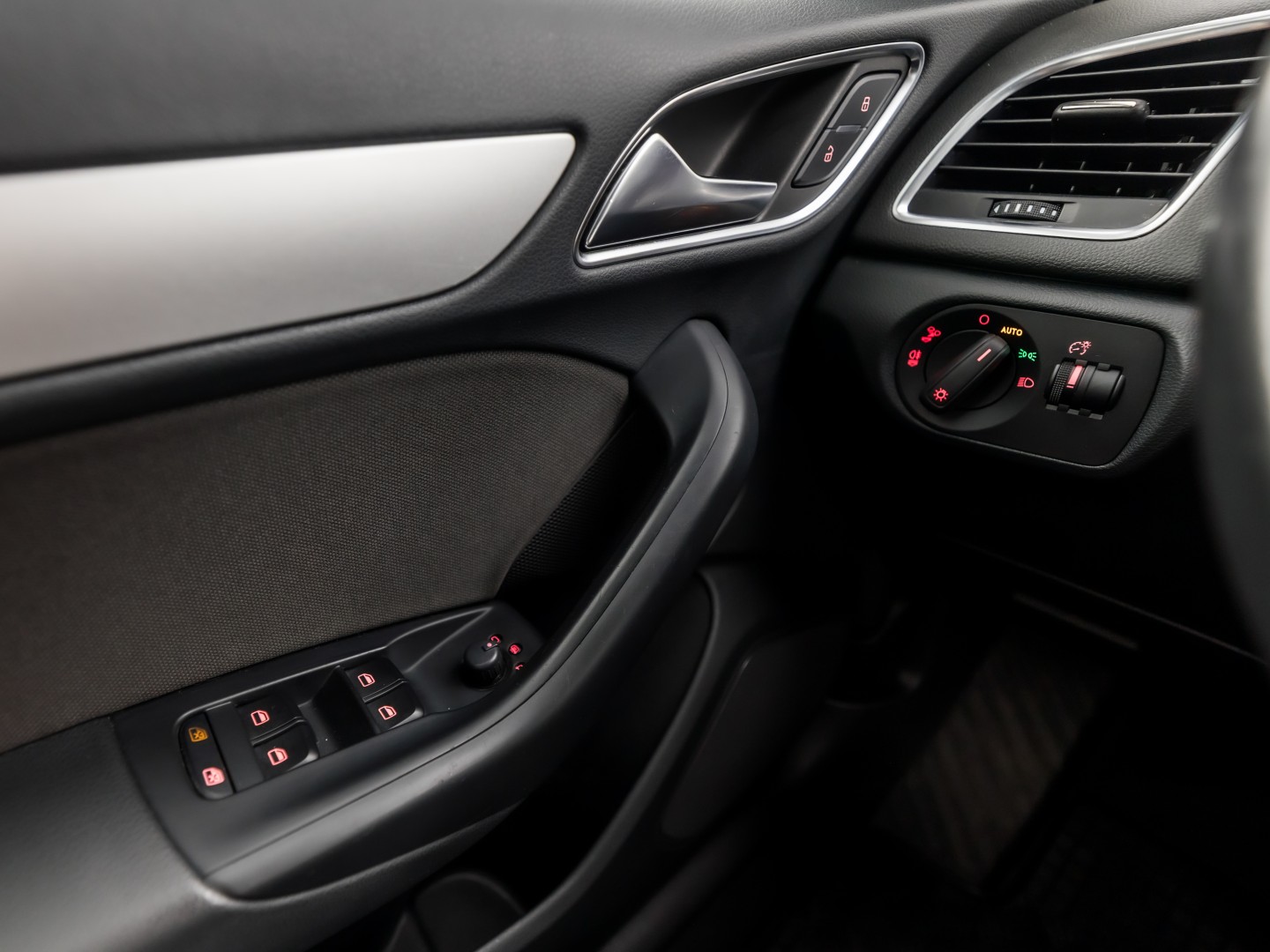 Audi Q3 1.4 TFSI Sport 150Pk Automaat (NAVIGATIE, CLIMATE, STOELVERWARMING, GETINT GLAS, SPORTSTOELEN, BLUETOOTH, NIEUWE APK, NIEUWSTAAT)