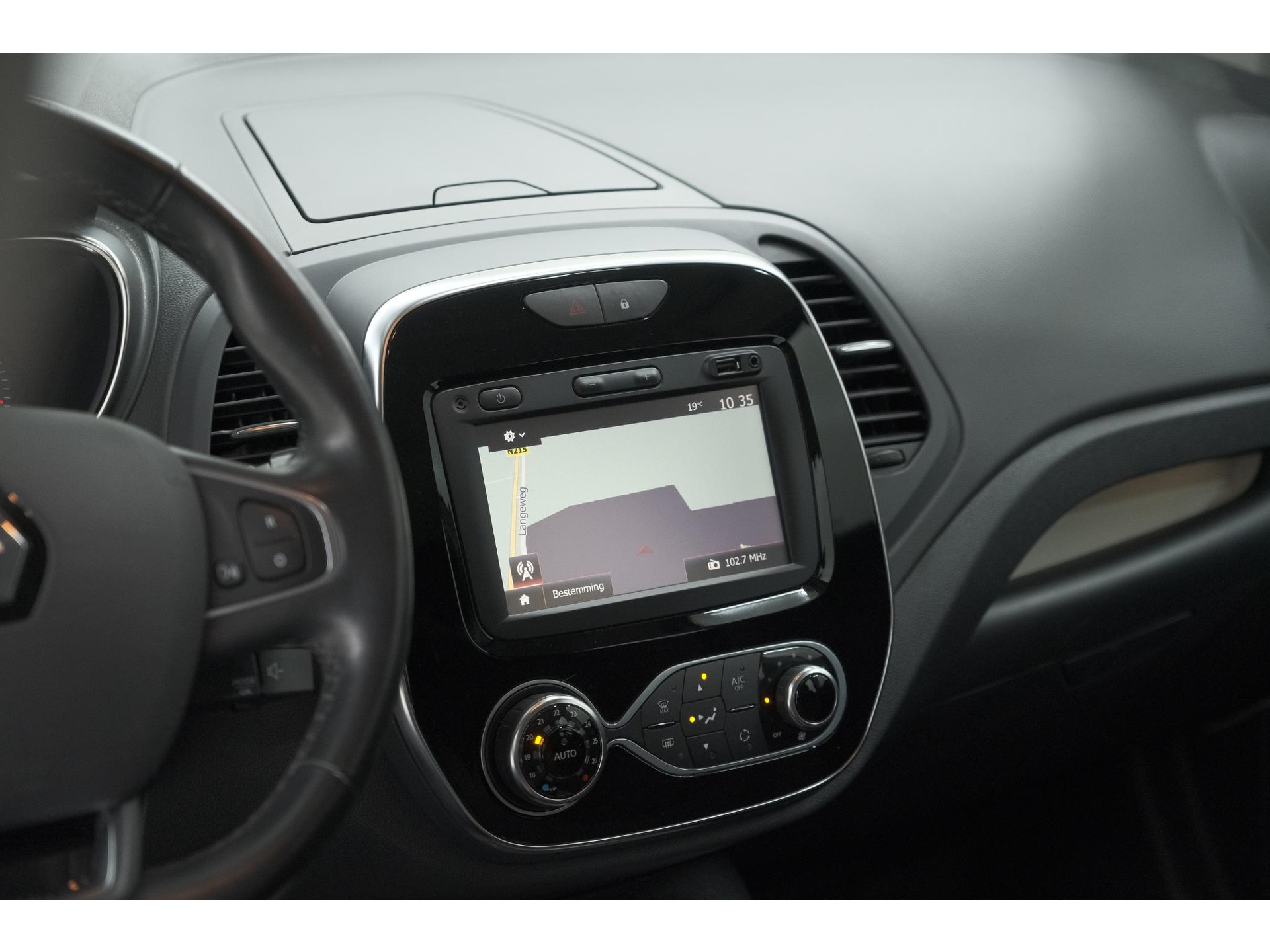 Renault Captur TCe 90 Intens | Trekhaak | AllSeason banden | Navigatie | Parkeersensoren