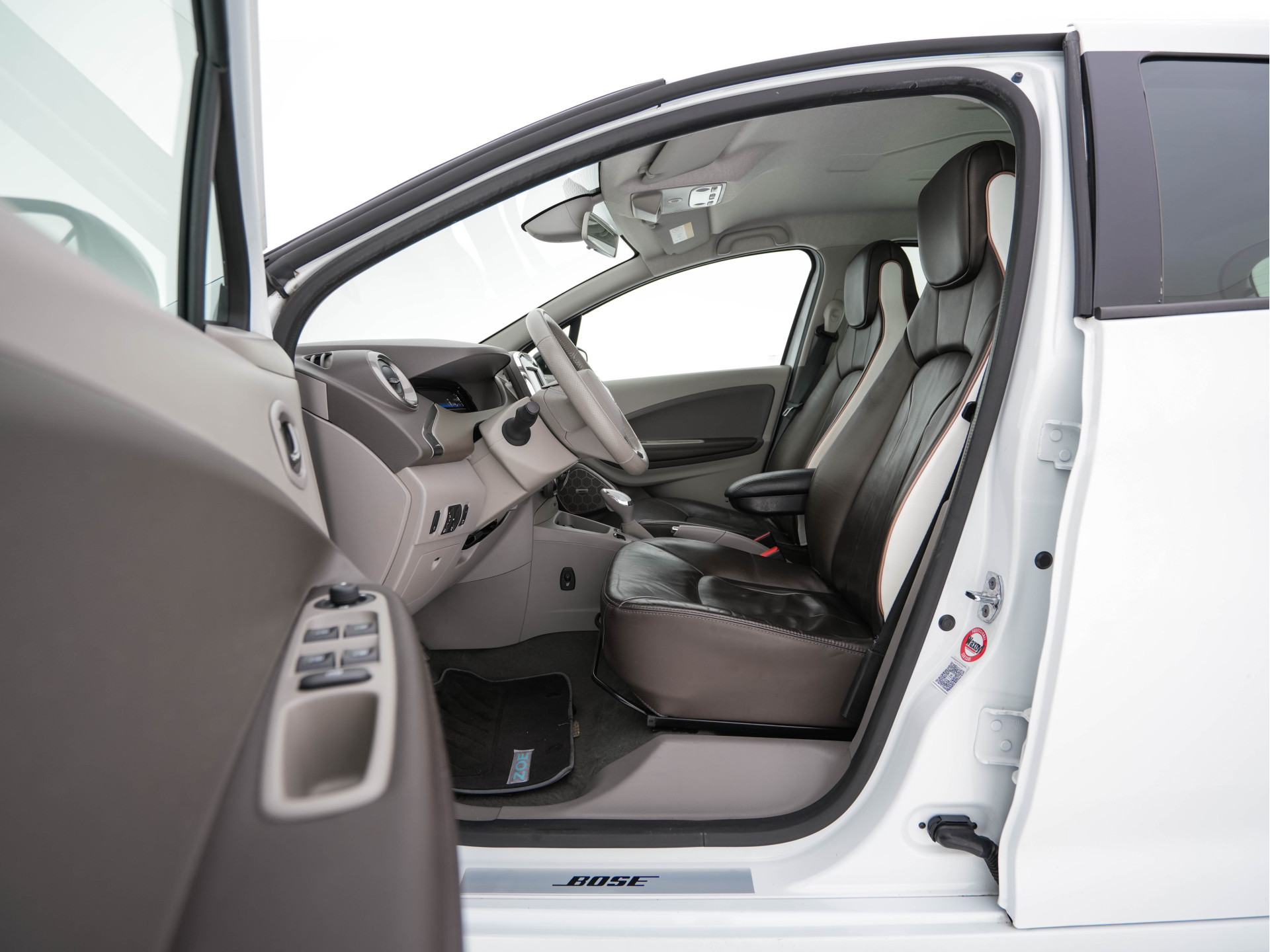 Renault ZOE R110 Bose 41 kWh (inclusive-Battery) (3-Fase-22kW){SOH-85%} Aut.*LEATHER | BOSE-AUDIO | KEYLESS | CRUISE |  NAVI-FULLMAP | CAMERA | DIGI-COCKPIT | HEATED-COMFORTSEATS | ECC | PDC | FULL-LED | PRIVACYGLASS | 17"ALU*