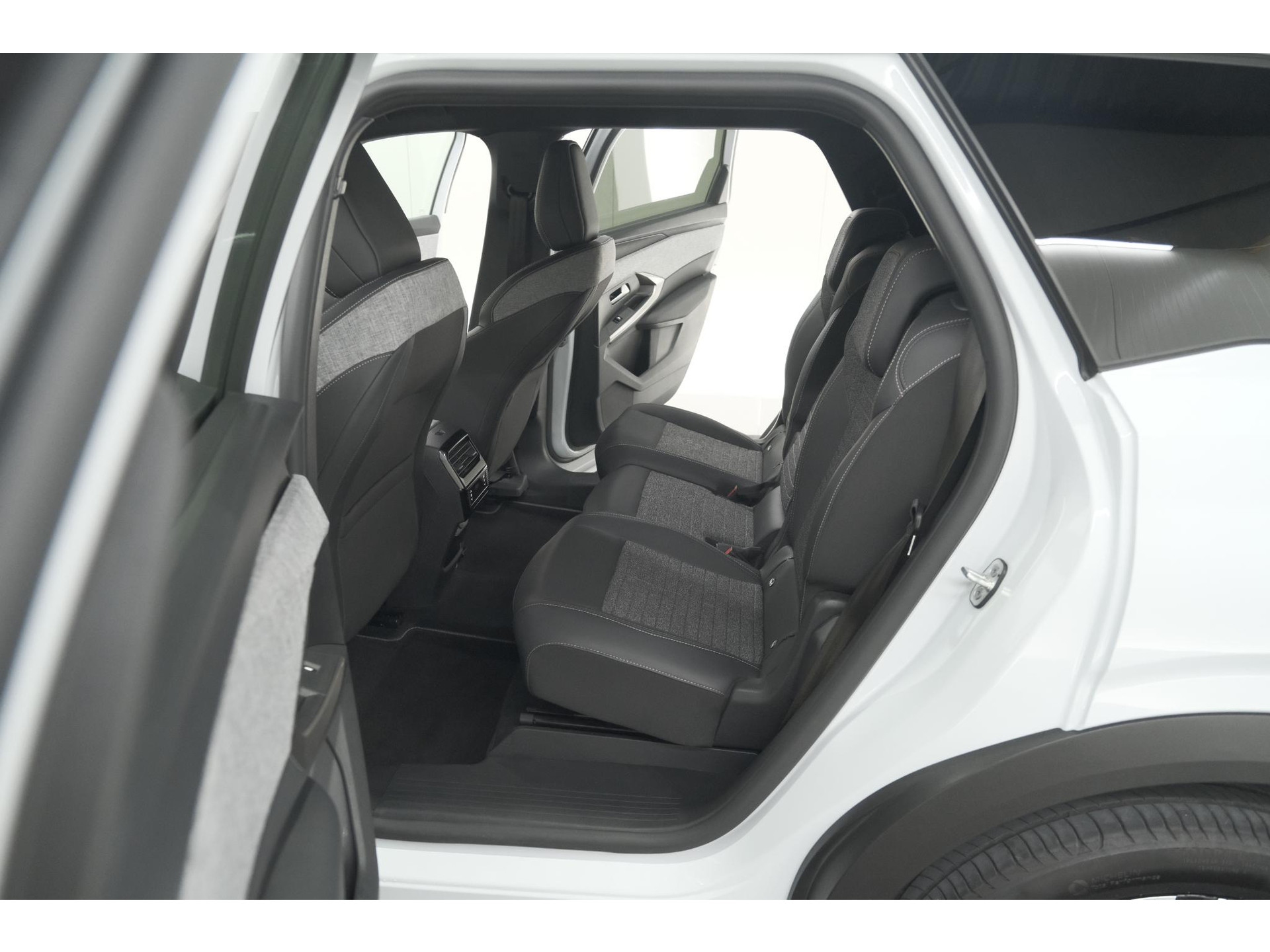 Peugeot 5008 Hybrid 136 e-DCS6 Allure | 7 Zitplaatsen | Camera | Stoelverwarming | Panoramic Navigation pack