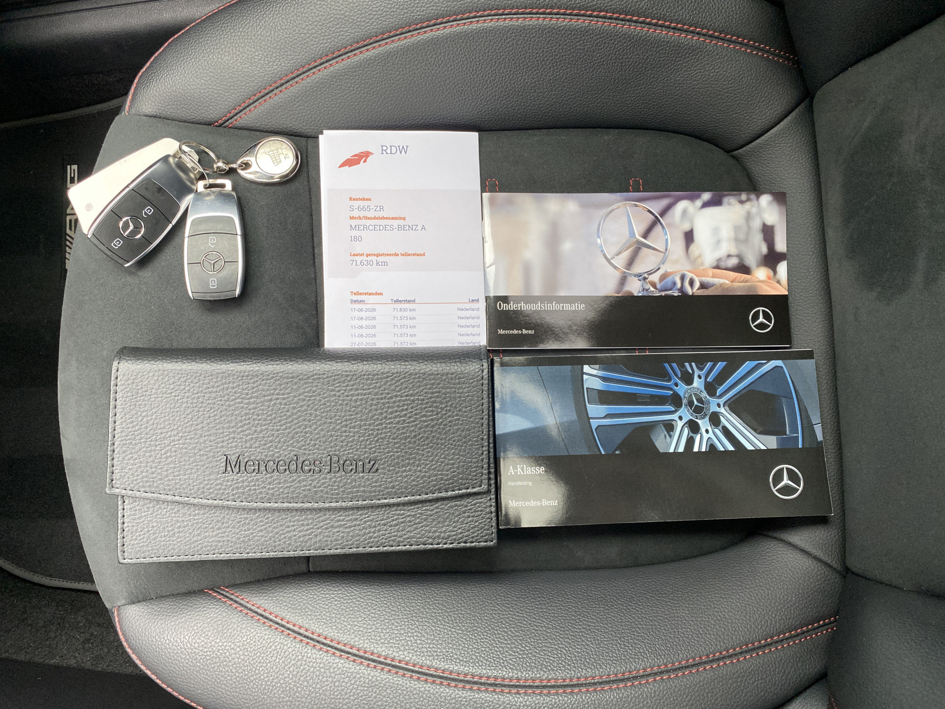 Mercedes-Benz A-klasse 180 AMG Line AUT. | 1e eigenaar | dealer onderh. | panoramadak | camera | night pakket | sfeerverlichting