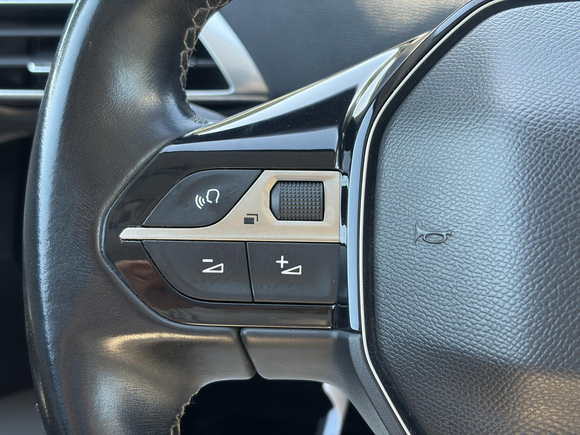 Peugeot 3008 1.2 PureTech Allure 2e Eigenaar l D-riem vv in 2023 l 360° Camera l Carplay l Dealer Onderhouden l Keyless l Stoelverwarming l Dodehoek l 6 Bak l Pdc V+A l 131pk l Bj 12-2017 l 19'' Lmv l Apk tot 12-2026