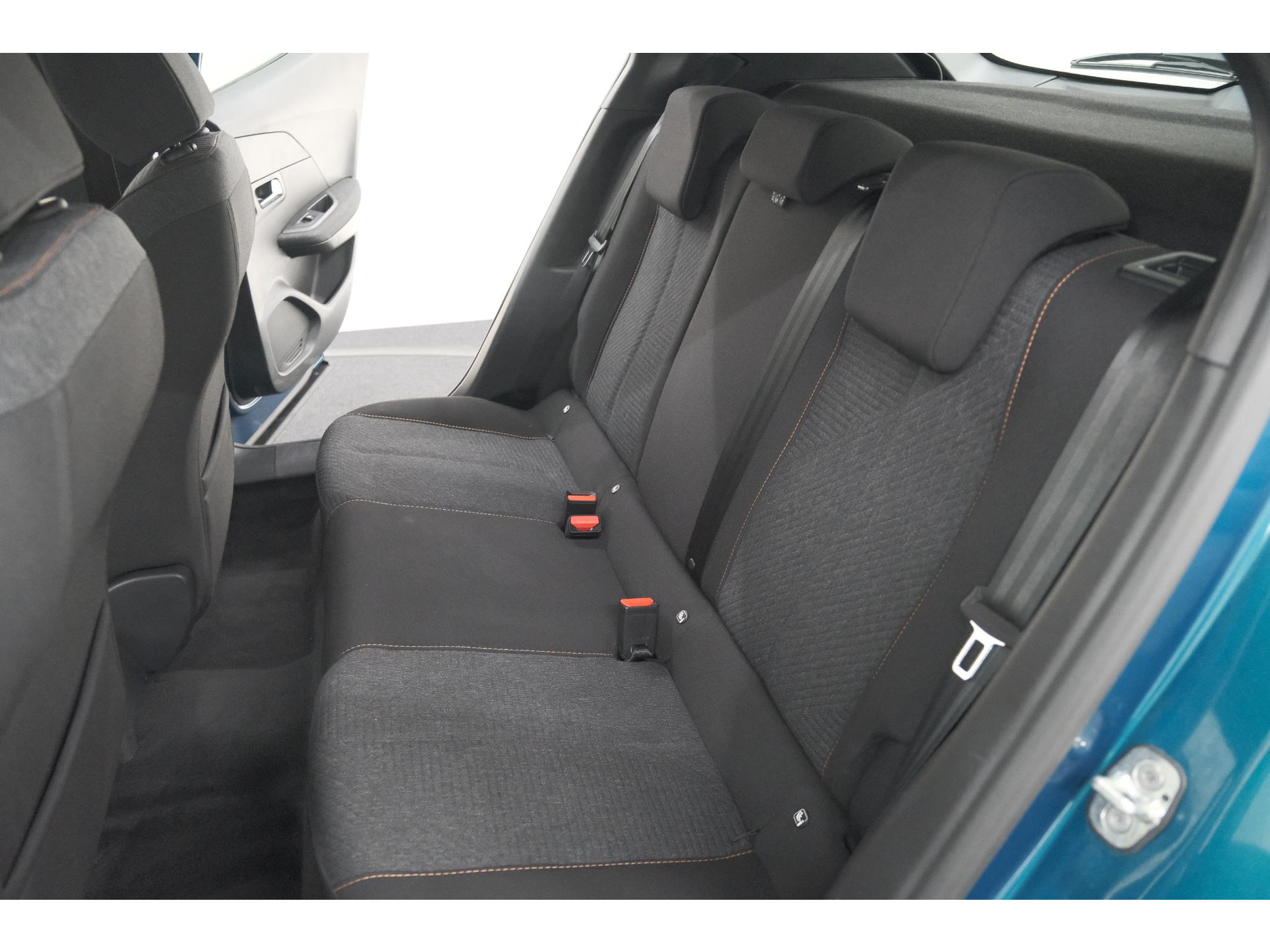 Peugeot 2008 Hybrid 136 e-DCS6 Style | Apple Carplay | Parkeersensoren | Climate control