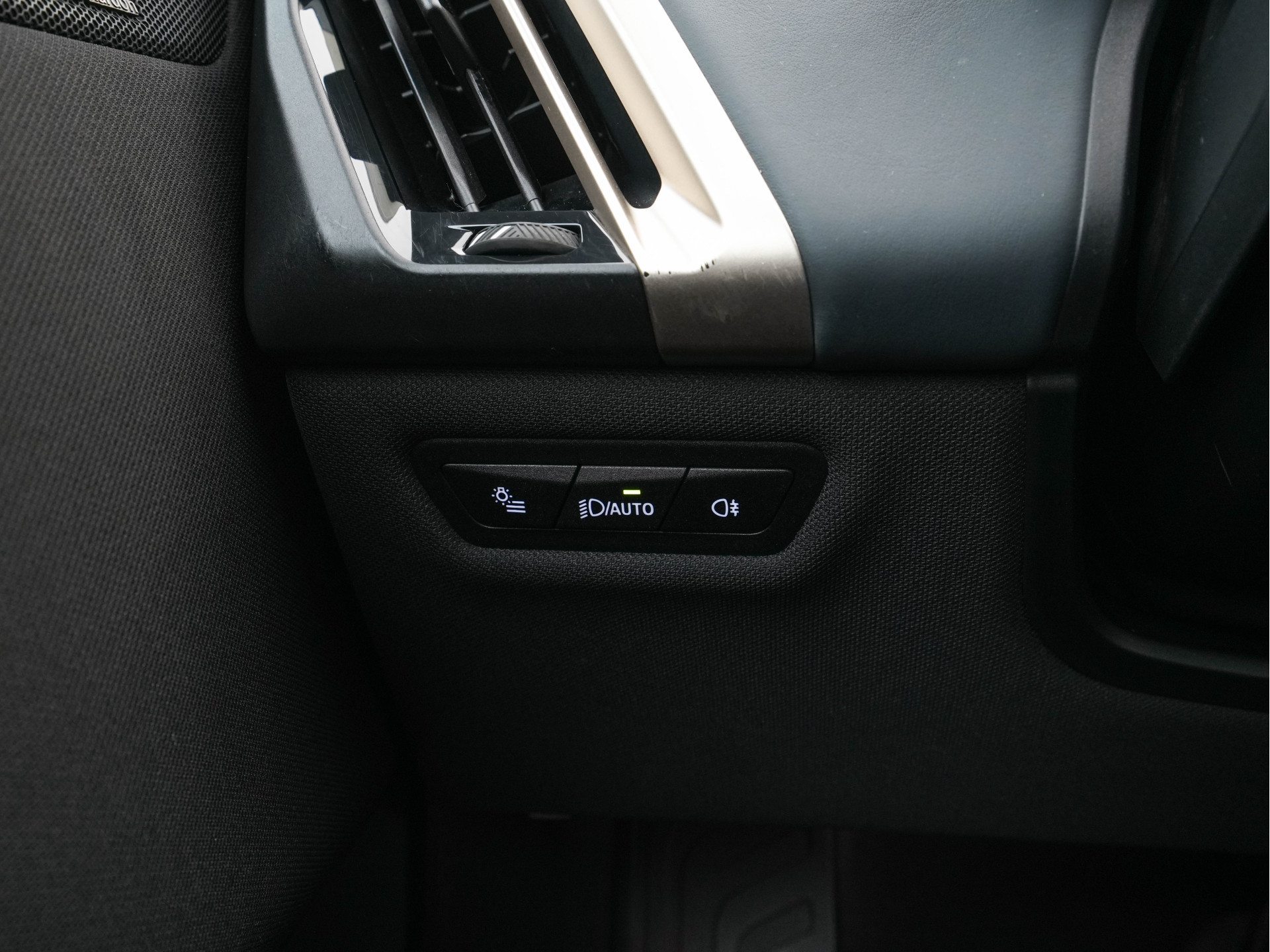 BMW iX xDrive40 High Executive 77 kWh ( 3-Fase ) {SOH-100%} (INCL-BTW) Aut. *PANO | HEAD-UP | HARMAN/KARDON-SURROUND | SOFT-CLOSE | DAB+ | DIGI-COCKPIT | HEATED-COMFORTSEATS | FULL-LED | CARPLAY | TOWBAR | AMBIENT-LIGHT | TOPVIEW | MEMORY-PACK |