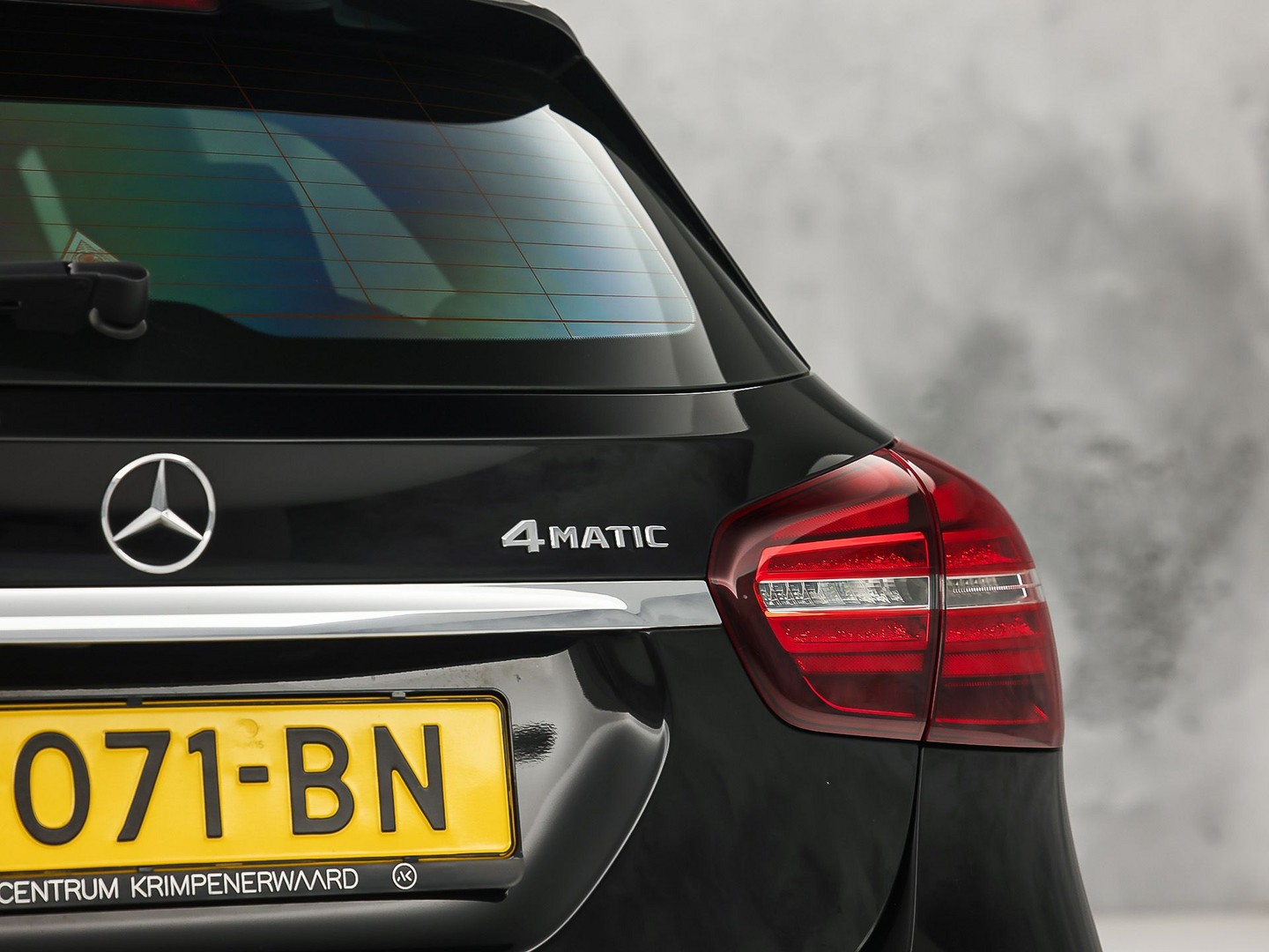 Mercedes-Benz GLA-klasse 250 4Matic Premium AMG Sport 211Pk Automaat (PANORAMADAK, MEMORY SEATS, GROOT NAVI, CAMERA, TREKHAAK, SPORTSTOELEN, GETINT GLAS, BRUIN LEDER, STOELVERWARMING, NIEUWSTAAT)