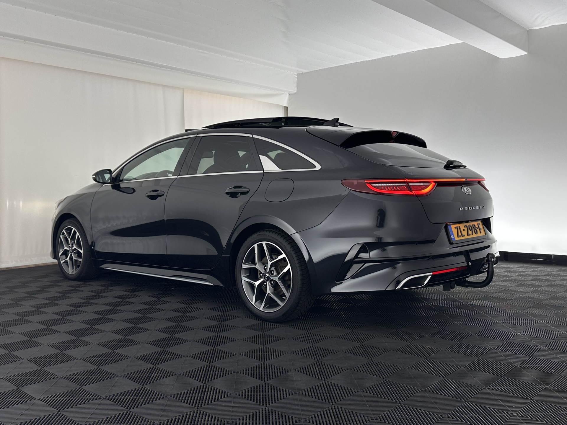 Kia ProCeed 1.0 T-GDI GT-Line (INCL-BTW) *PANO | LEATHER-ALCANTARA  | FULL-LED | SPORTSEATS | NAVI-FULLMAP | CAMERA | ECC | PRIVACYGLASS | LANE-ASSIST | DAB+ | CARPLAY | PDC | KEYLESS | CRUISE | TOWBAR | 17''ALU*