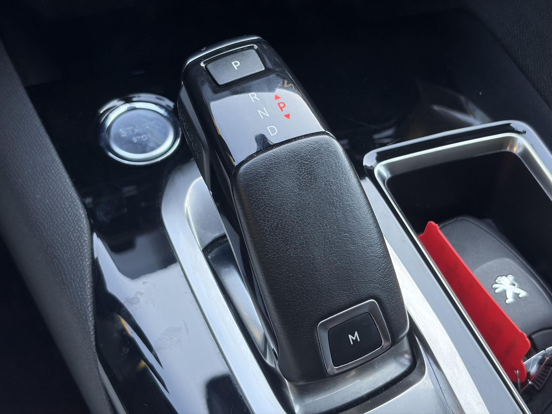 Peugeot 3008 1.2 PureTech Allure ✓1e Eigenaar✓D-riem vv 2024✓360° Camera✓Navi✓Trekhaak✓Carplay✓131pk✓Dealer Onderhouden✓Keyless✓Memory stoelen✓Halfleder✓Pdc V+A✓Stoelverw✓Dodehoeksensor✓17''Lm velgen✓N.A.P✓Apk tot 03-2027